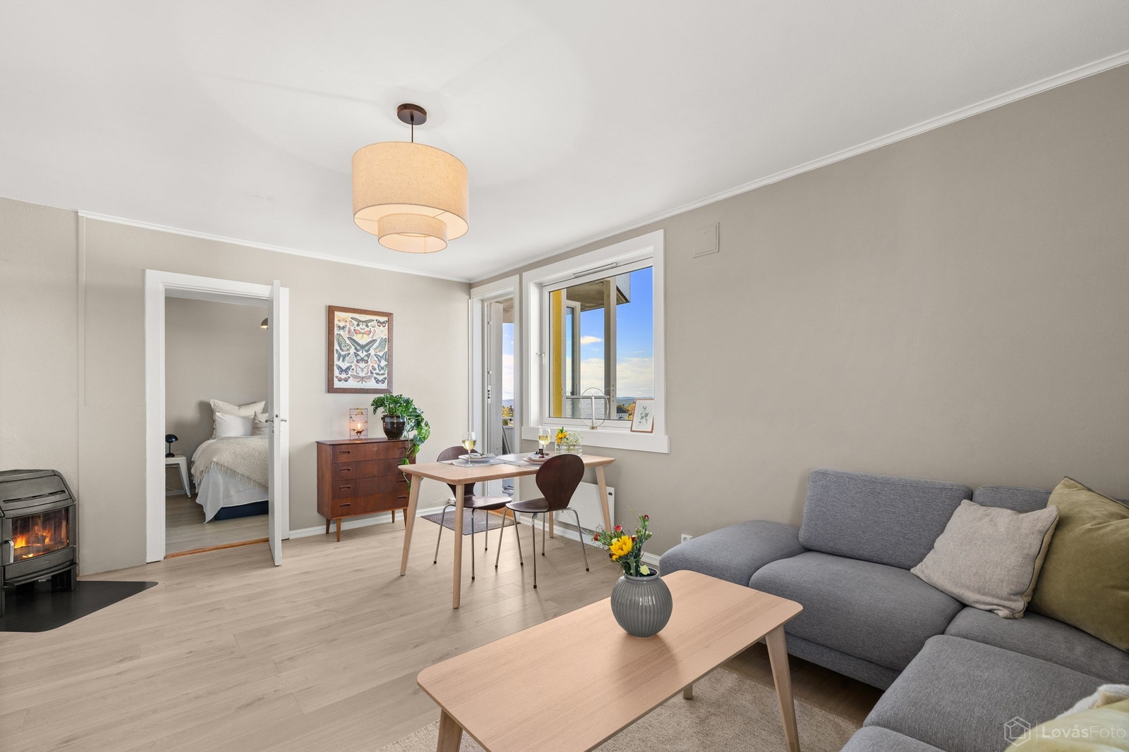 Den romslige stuen har plass til både spisebord og en komfortabel sofagruppe, mens peisovnen bidrar med både varme og ekstra hygge gjennom året. Galleribilde