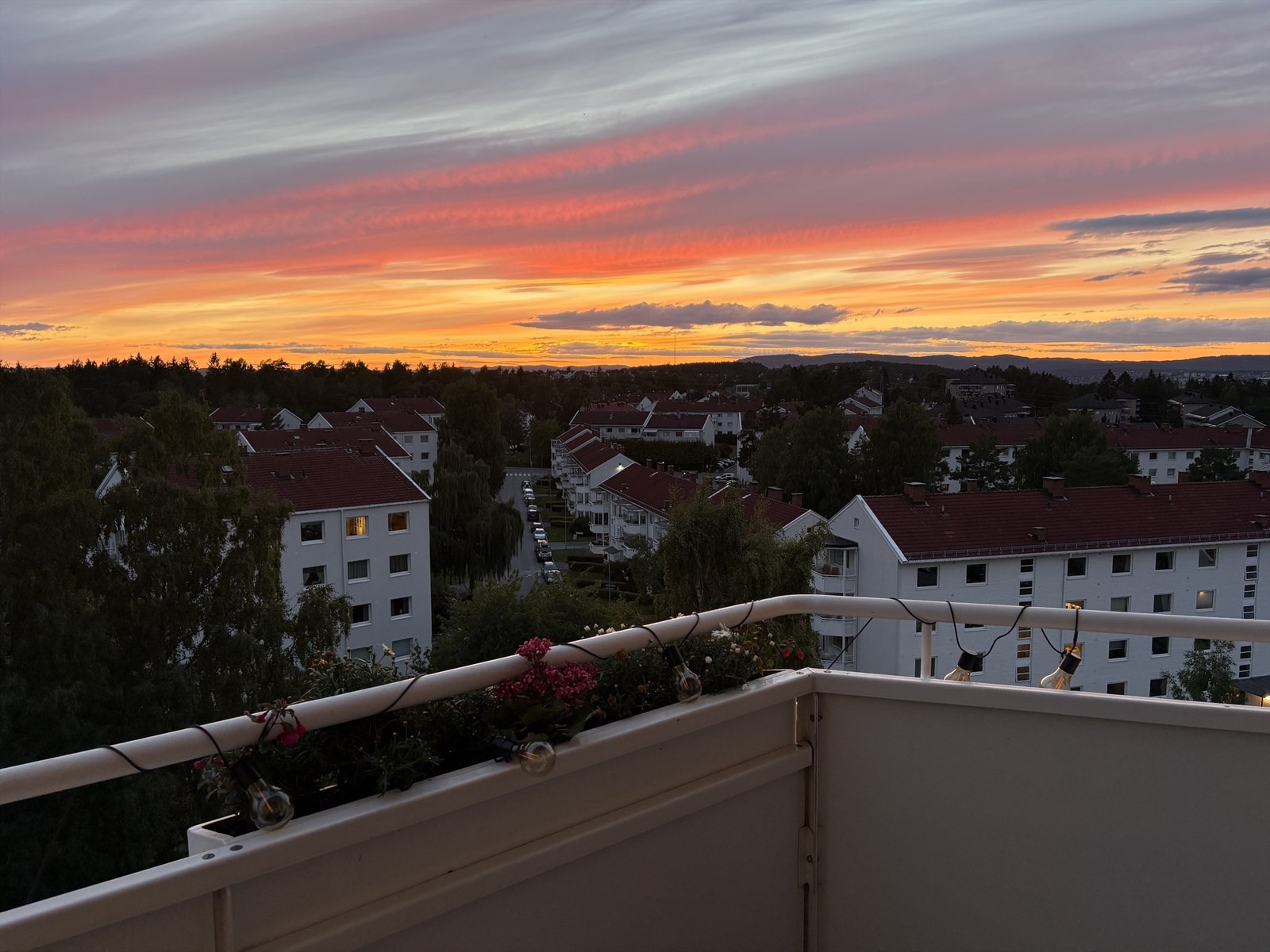 Magiske kveldsfarger over nærområdet sett fra leiligheten (selgers bilde). Galleribilde
