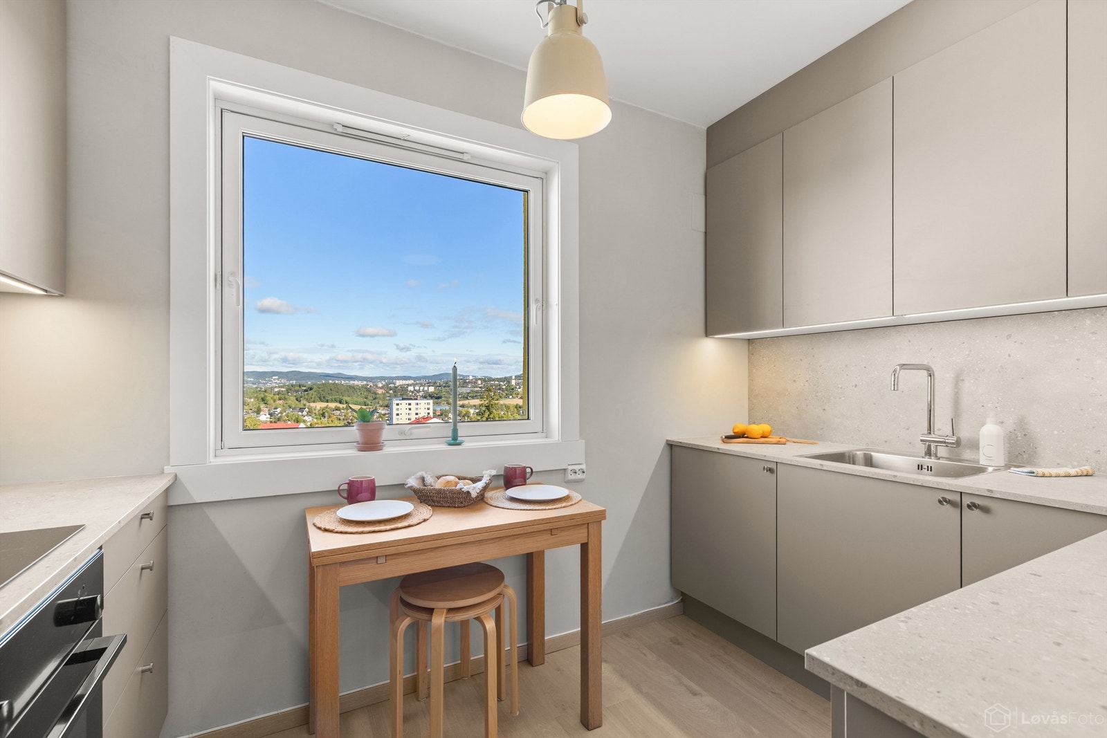 Flott HTH-kjøkken oppgradert i 2026, som kombinerer et moderne uttrykk med gode og funksjonelle løsninger.
Foto: John Løvås Galleribilde