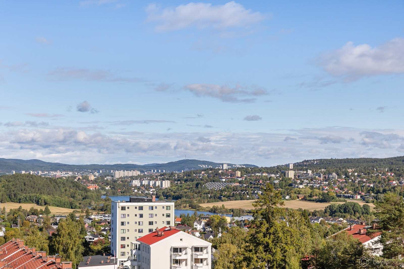 Velkommen til Antenneveien 9, en svært tiltalende leilighet i byggets 7. etasje med heisadkomst. Den høye og frie plasseringen gir et imponerende utsyn mot nord, øst og syd.
Foto: Løvås Foto Galleribilde