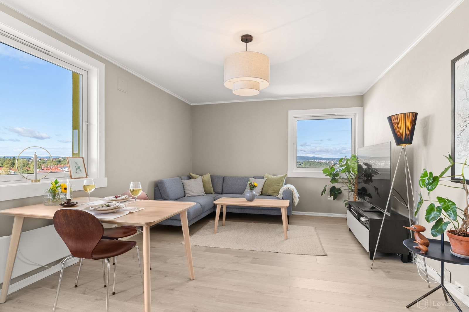 Leiligheten fremstår som oppusset, moderne og innflytningsklar, med tidsriktige farge- og materialvalg som skaper et gjennomført og harmonisk helhetsinntrykk.
Foto: Løvås Foto Galleribilde