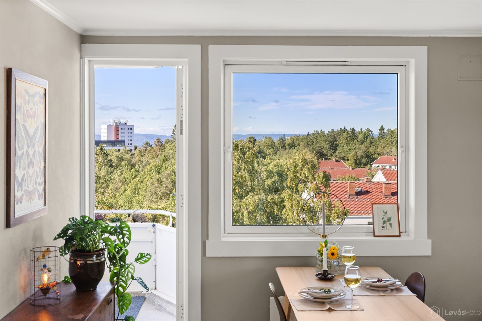 Fra stuen er det direkte utgang til den vestvendte balkongen. Galleribilde