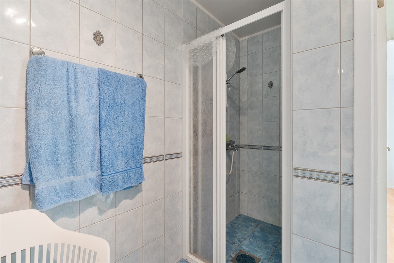 Badet er innredet med servant, toalett og dusjhjørne. Galleribilde