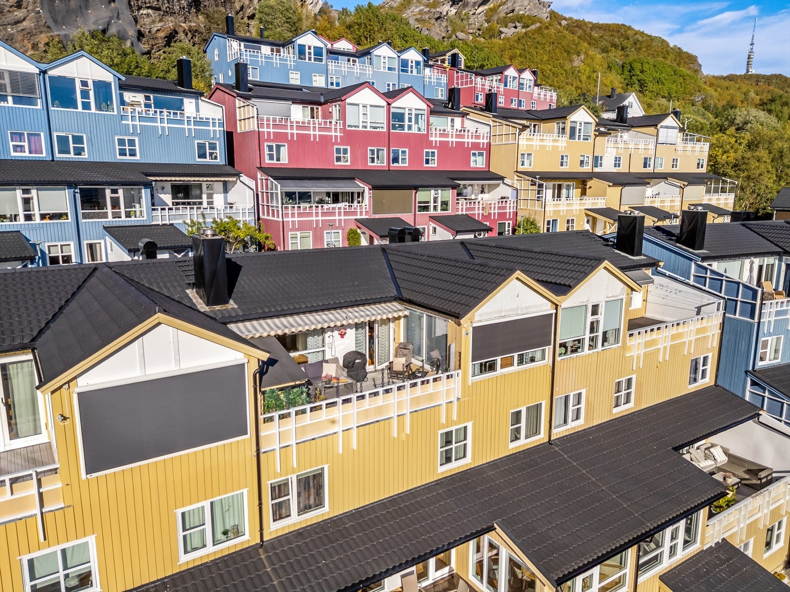Kort gange til det meste som busstopp, flere dagligvare butikker, skoler, barnehager, treningssenter, fine turområder m.m. Galleribilde