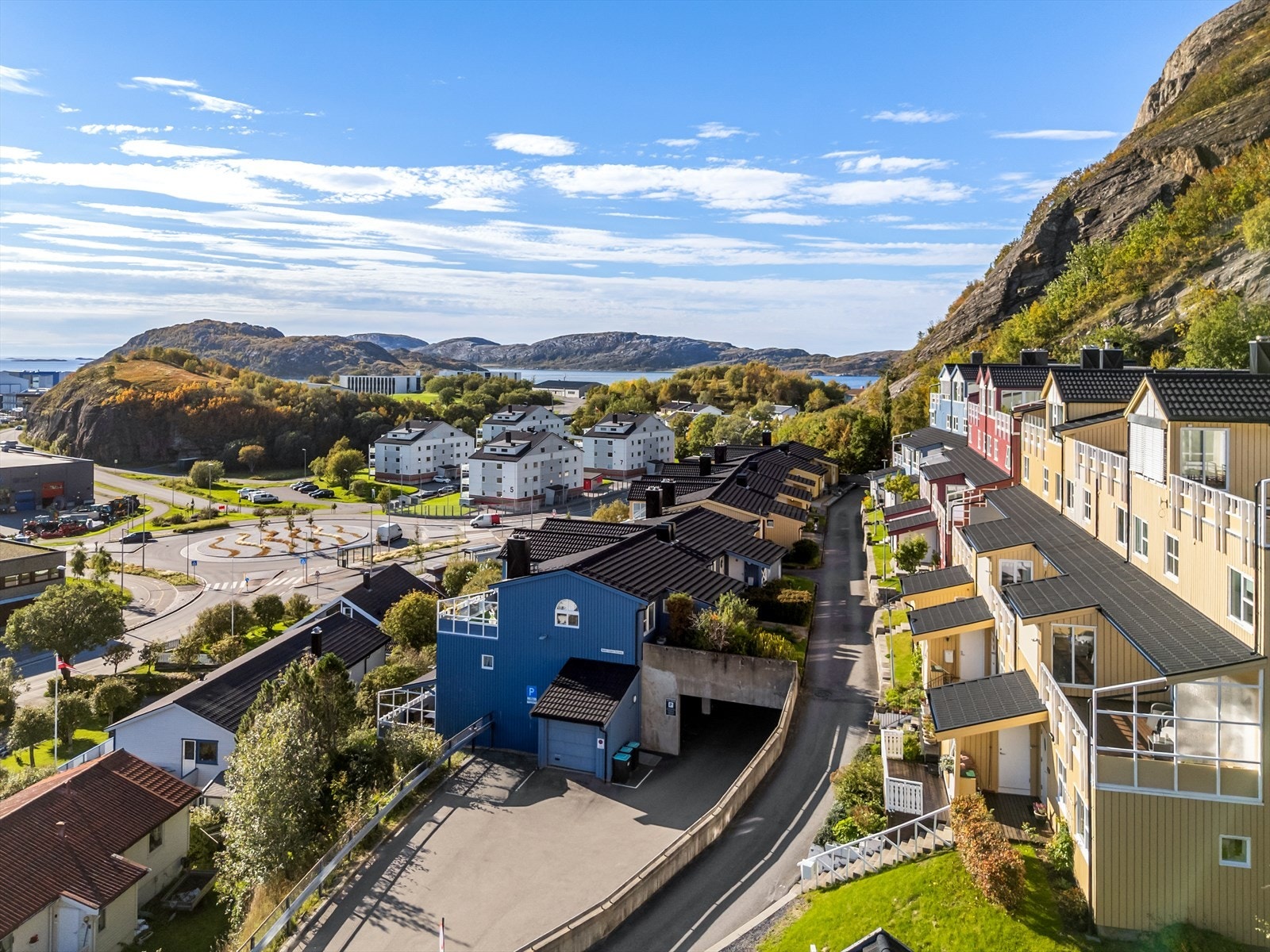 Det er carport parkering til gjester. Galleribilde