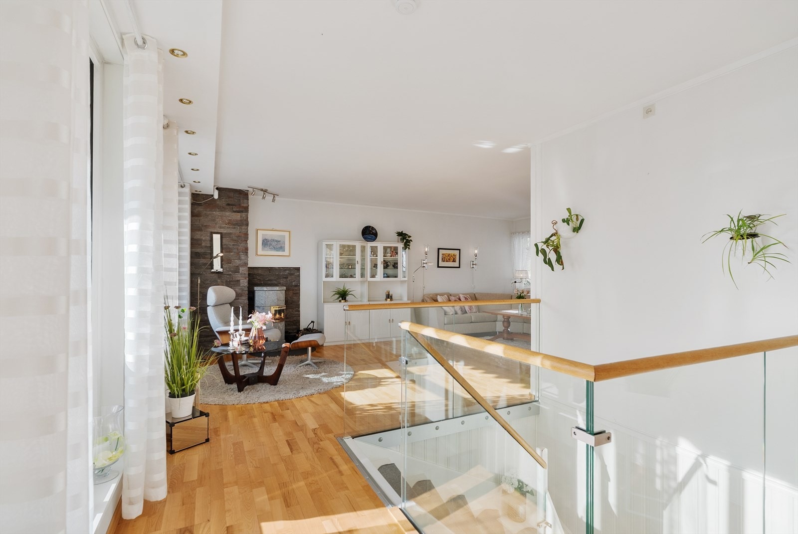Påkostet glassrekkverk. Boligen er jevnlig vedlikeholdt. Galleribilde