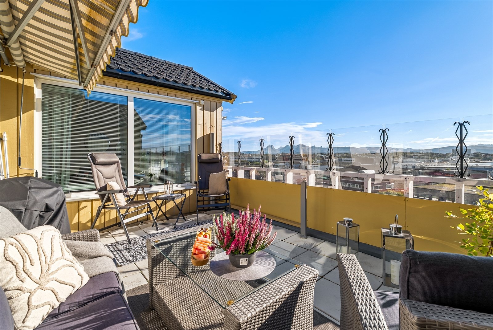 Gode solforhold fra morgen til kveld - ekstra kveldssol kan nytes på bakterrassen. Galleribilde