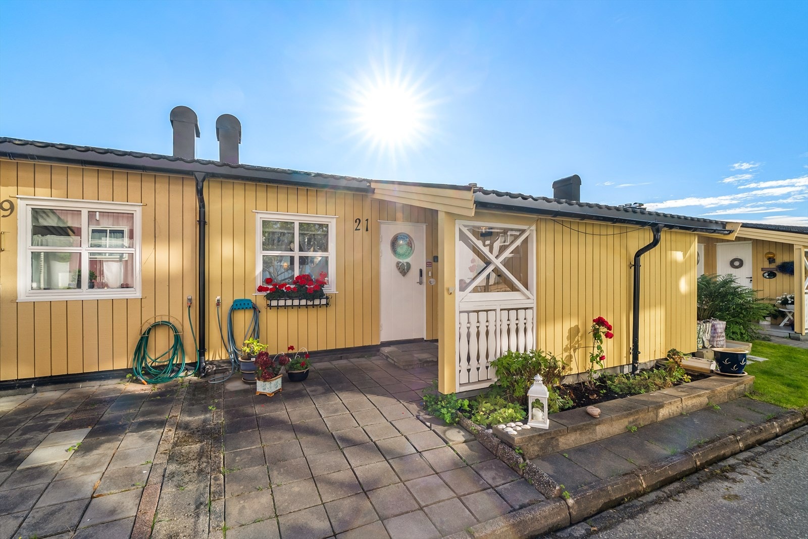 Inngangsparti med mulighet for enkel av- og påstigning, fast garasjeplass medfølger. Galleribilde