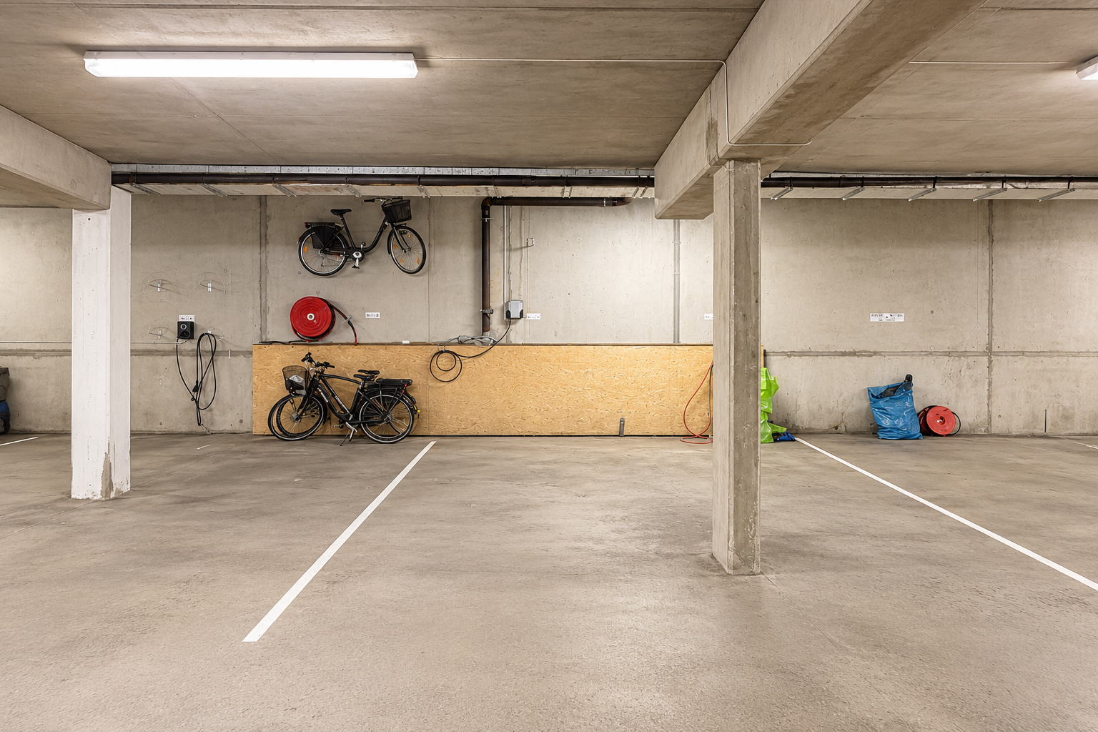 Fast parkering med el-bil lader i garasje. Galleribilde