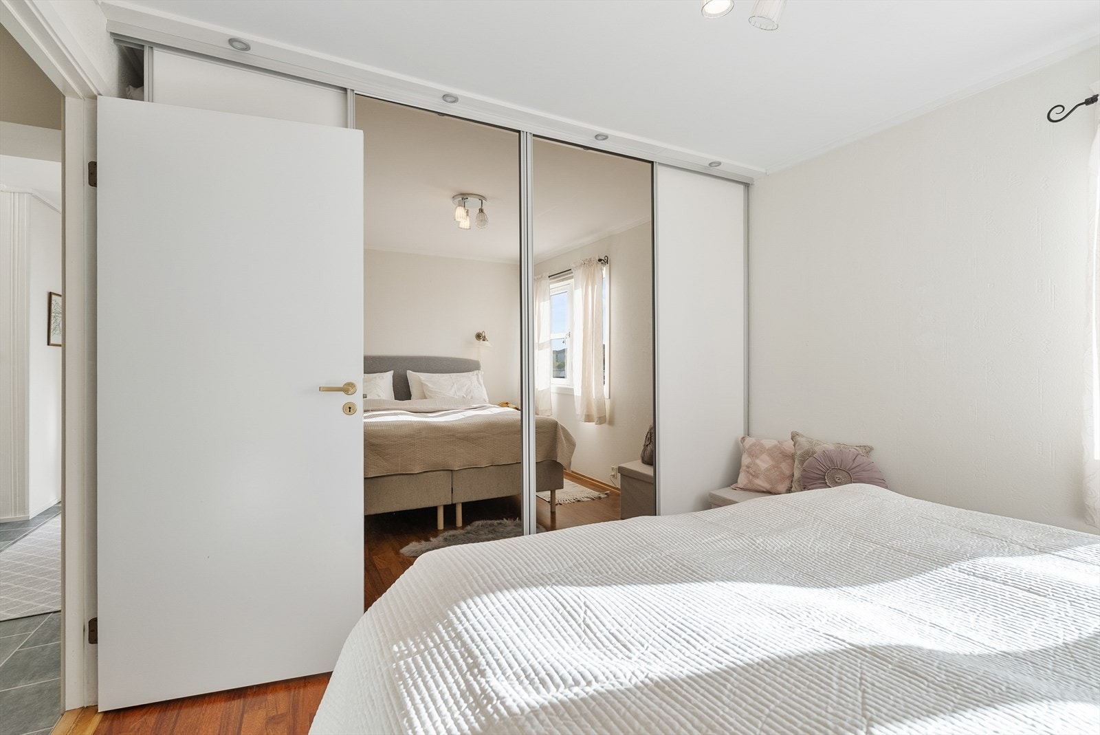 Soverommene har praktisk kort vei til badet. Galleribilde