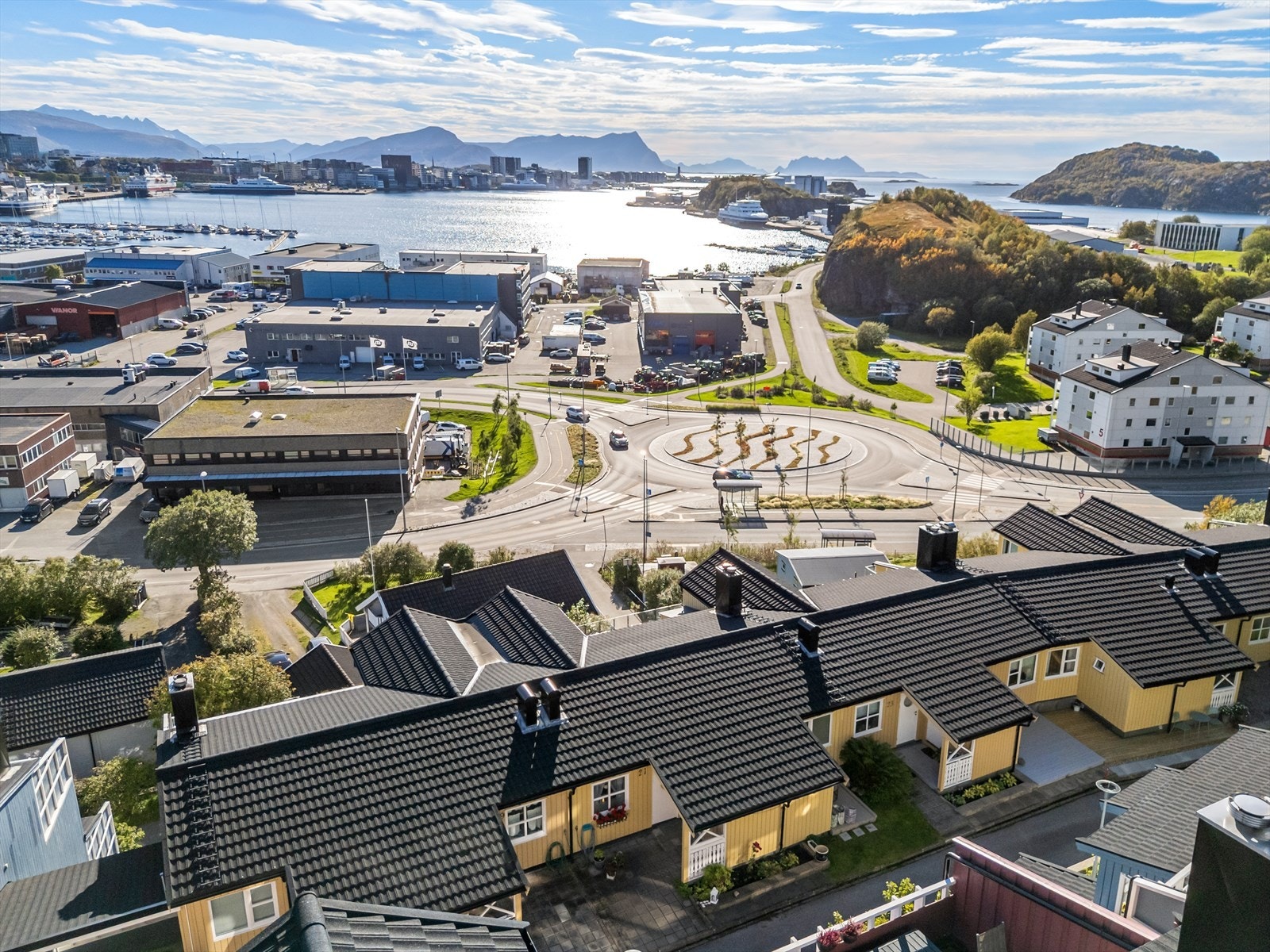 Ca. 10 minutter med sykkel til Bodø sentrum. Kort gange til det meste man trenger i hverdagen og til flotte turområder. Galleribilde