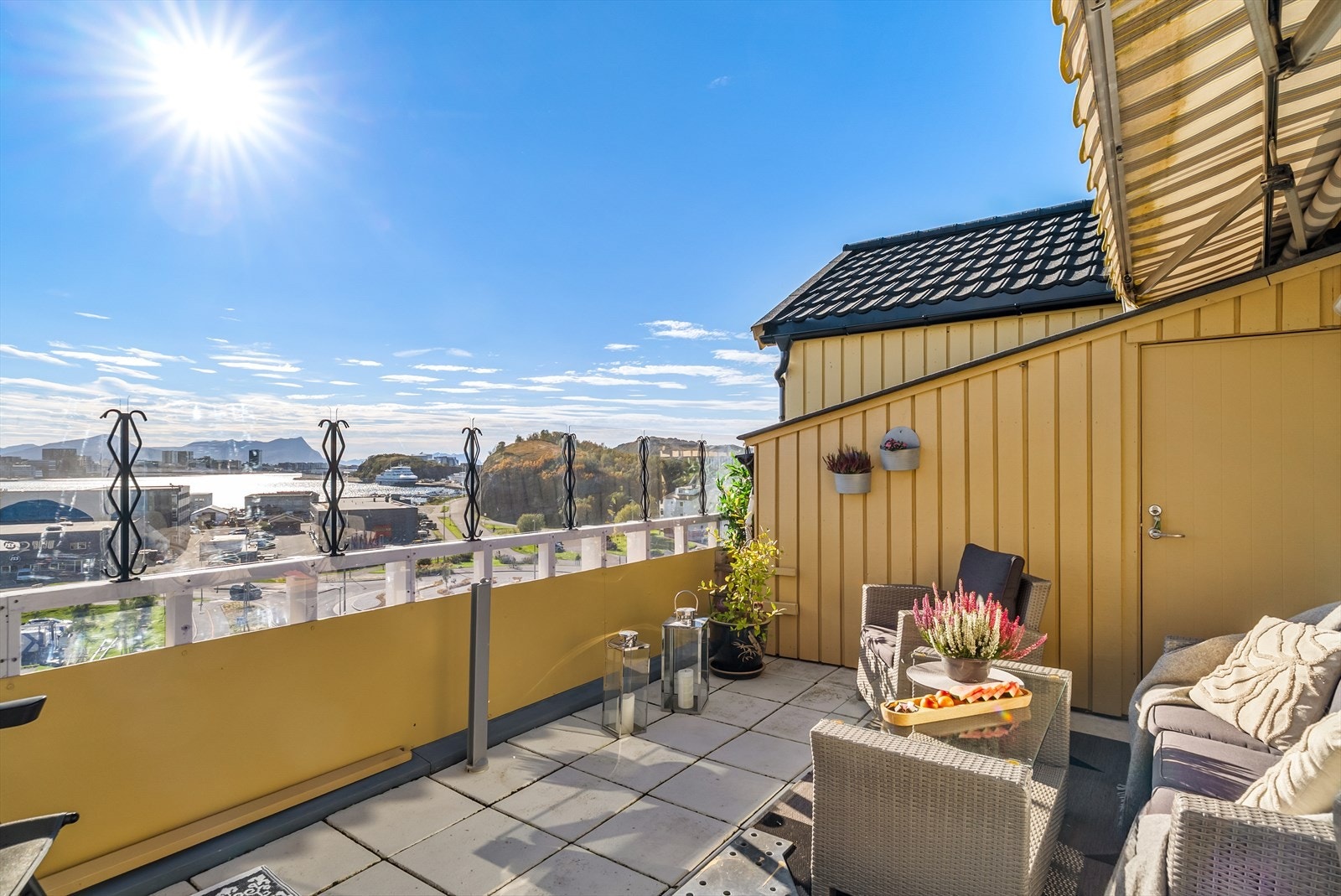 Solrik balkong med god plass til utemøbler. Ekstra bod fra balkong. Galleribilde