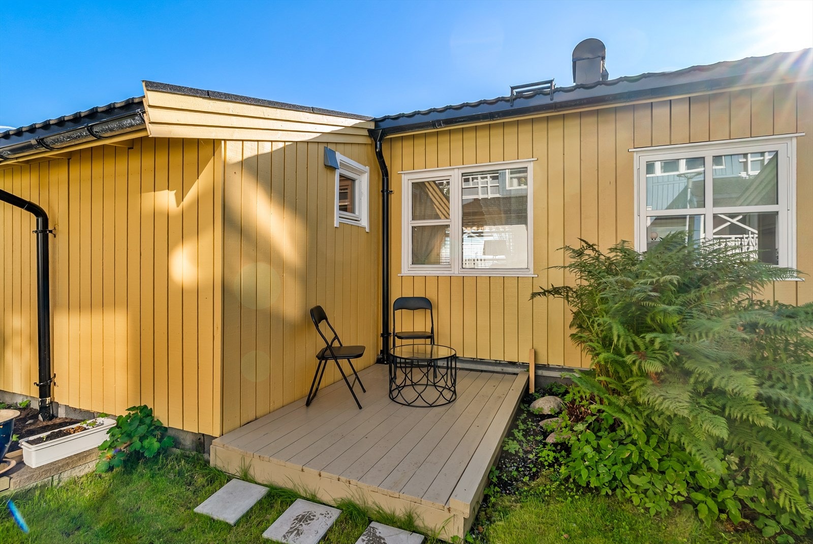 Påkostet terrasse på baksiden - perfekt for ekstra kveldssol. Galleribilde