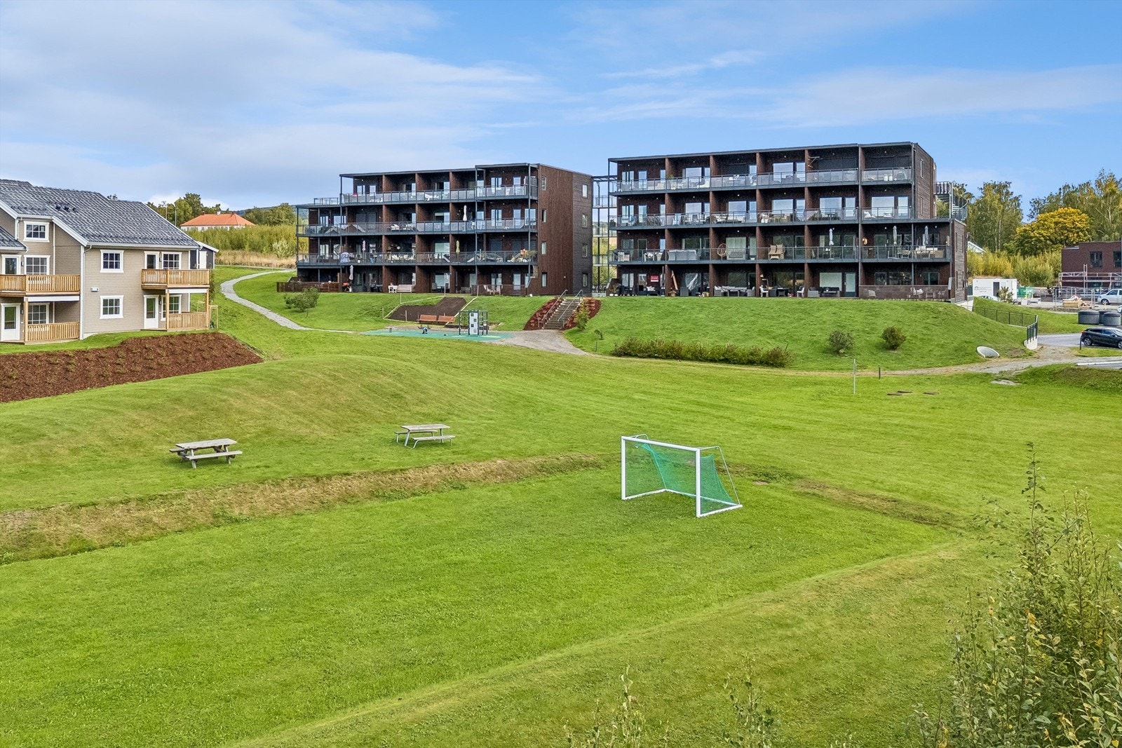 Området er rolig og barnevennlig uten mye gjennomgangstrafikk og med kort veg til både skoler, barnehager, dagligvareforretning og bussholdeplass med bybussforbindelse. Galleribilde