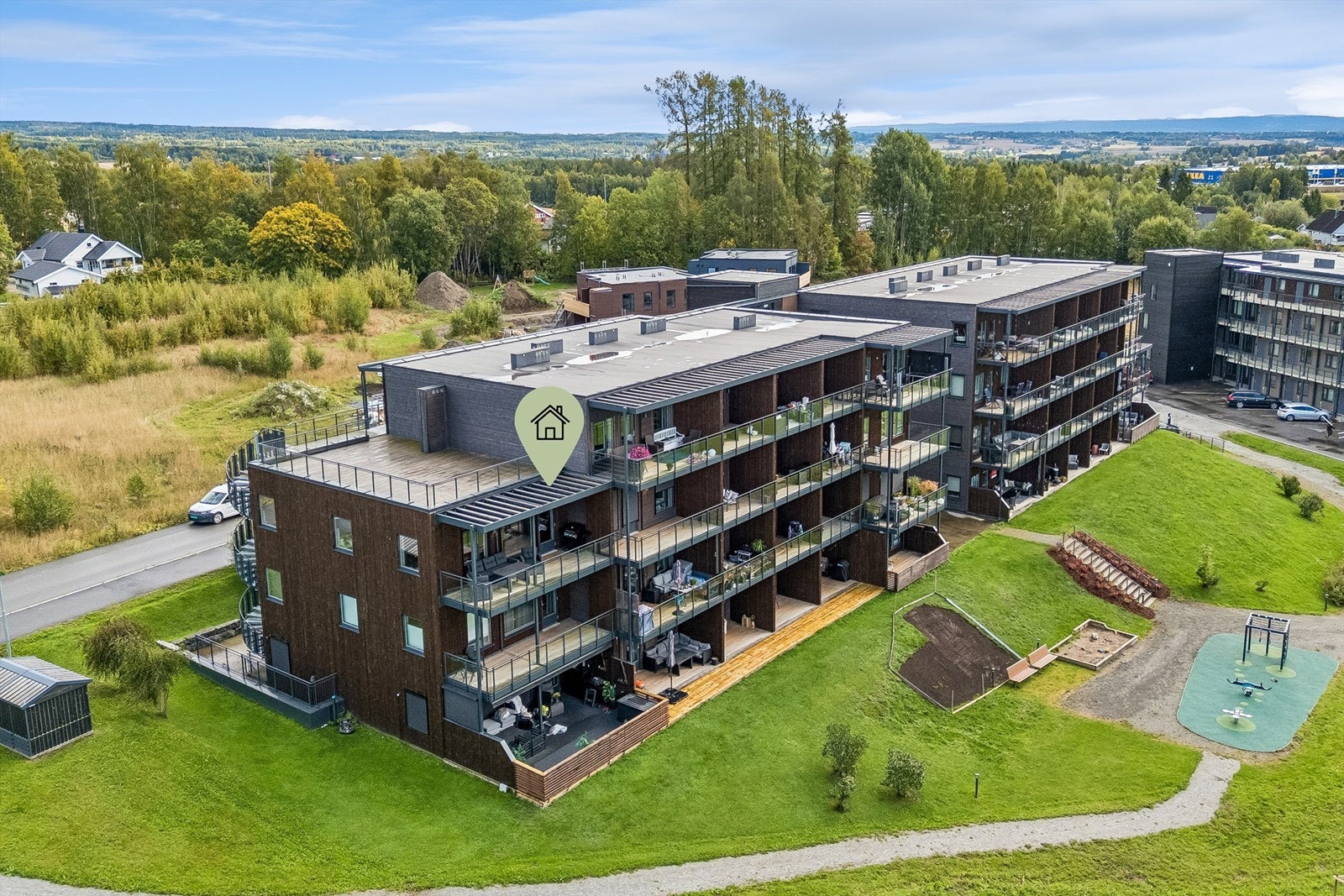 Velkommen til Nydalsenga 40B! Moderne og lettstelt leilighet i 3. etasje med luftig og attraktiv endebeliggenhet og ingen boenhet over. (Foto: EFKT v/Jonas Hasselgren). Galleribilde