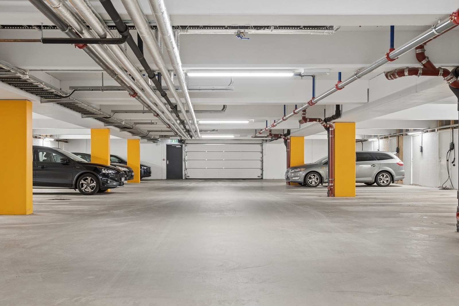 Med parkeringsplass i garasjekjeller og heisadkomst rett opp til svalgang utenfor leilighetene legger til rette for en behagelig hverdag. Galleribilde