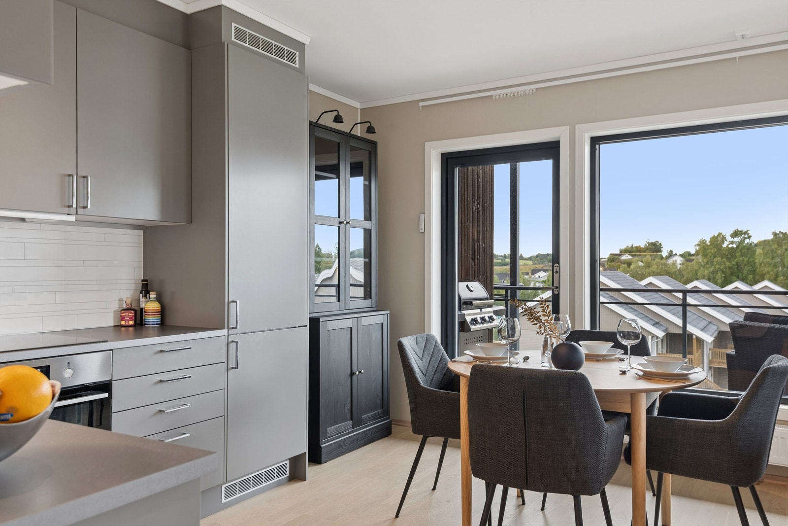 Kjøkkenet ligger i åpen løsning mot stuen og har moderne innredning med glatte fronter og laminert benkeplate. Galleribilde
