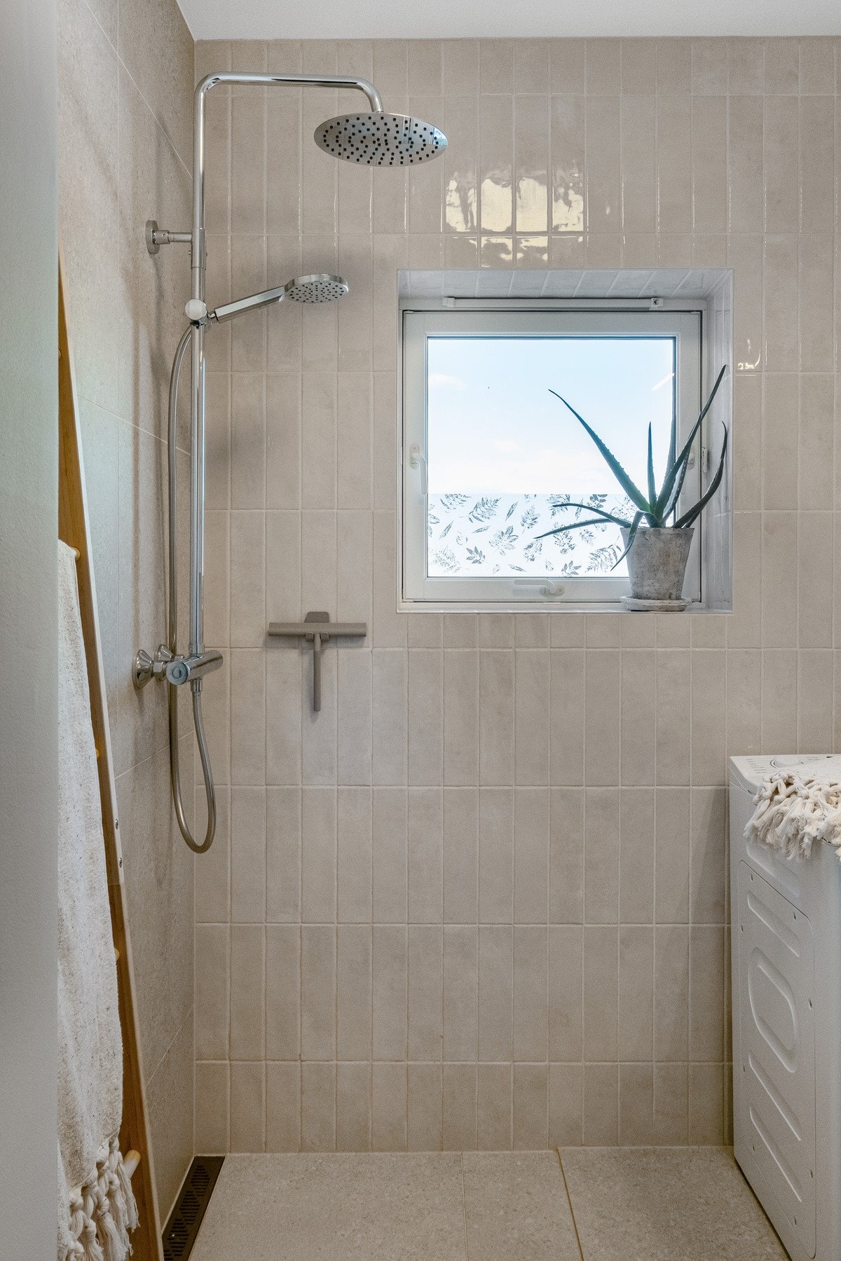Badet er innredet med nedfelt servant, toalett og dusj, samt opplegg for vaskemaskin. Elektrisk gulvvarme sørger for ekstra komfort og behagelig temperatur under føttene Galleribilde