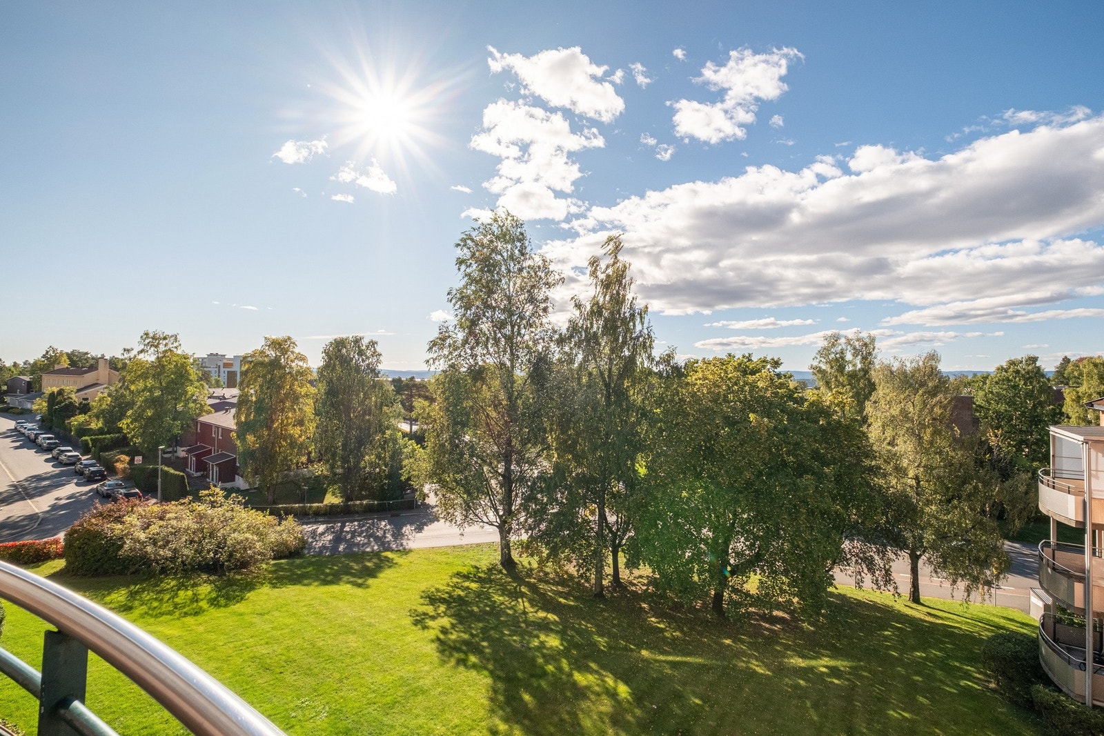 En lys og gjennomgående 3-roms leilighet med en solrik og usjenert balkong, hvor du kan nyte flott utsikt over nærområdet. Galleribilde