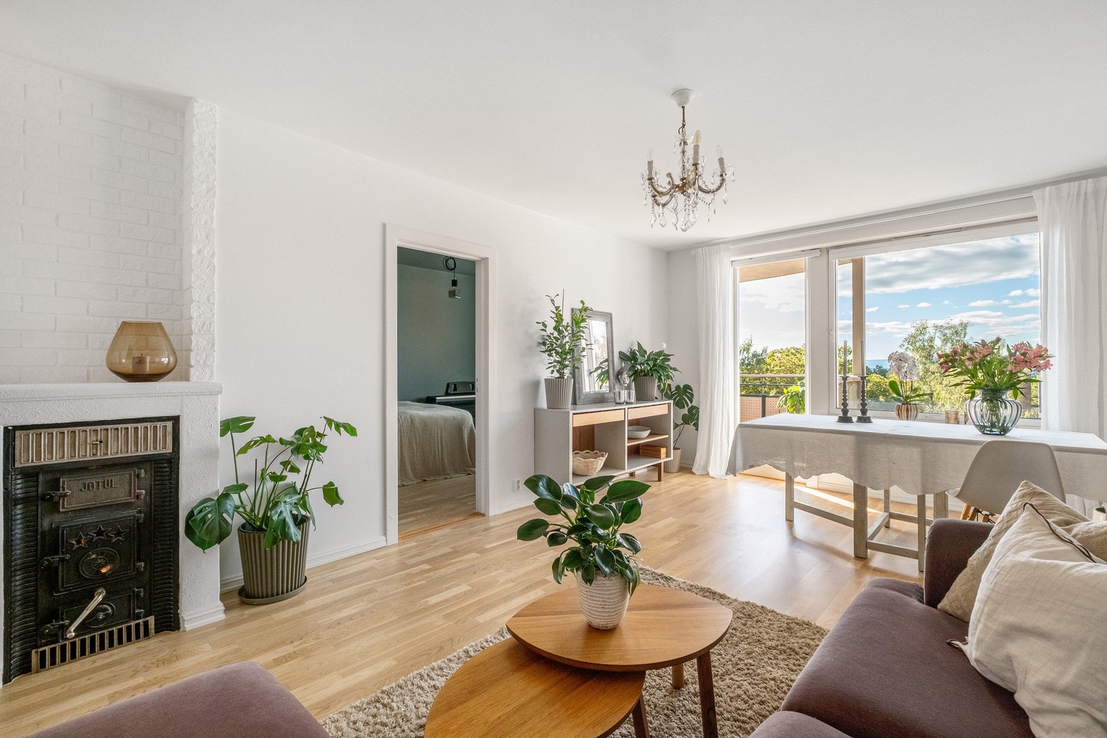 Her er det rikelig med plass til å etablere flere naturlige soner, med både en romslig sofagruppe og spiseplass. Galleribilde