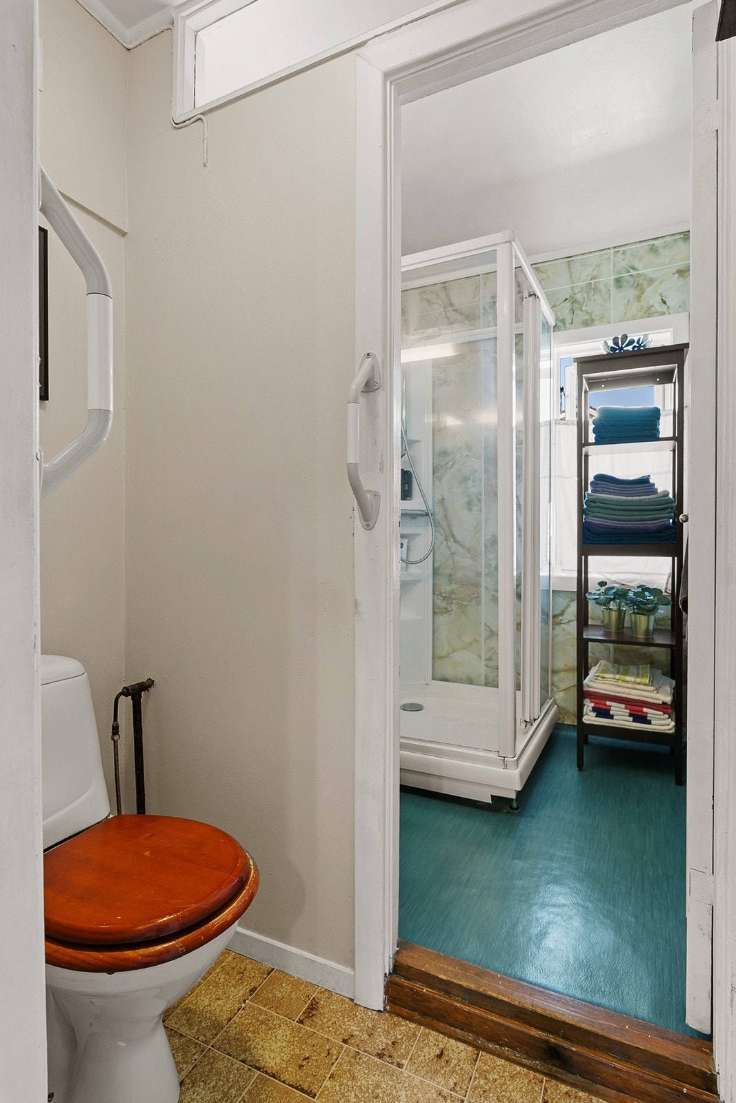 Separat toalettrom rett utenfor badet. Galleribilde