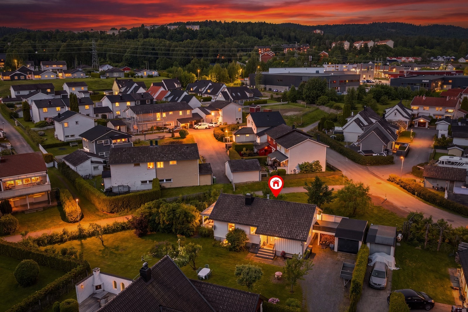 Kveldsbilde - boligen ligger i et trivelig nabolag. Galleribilde