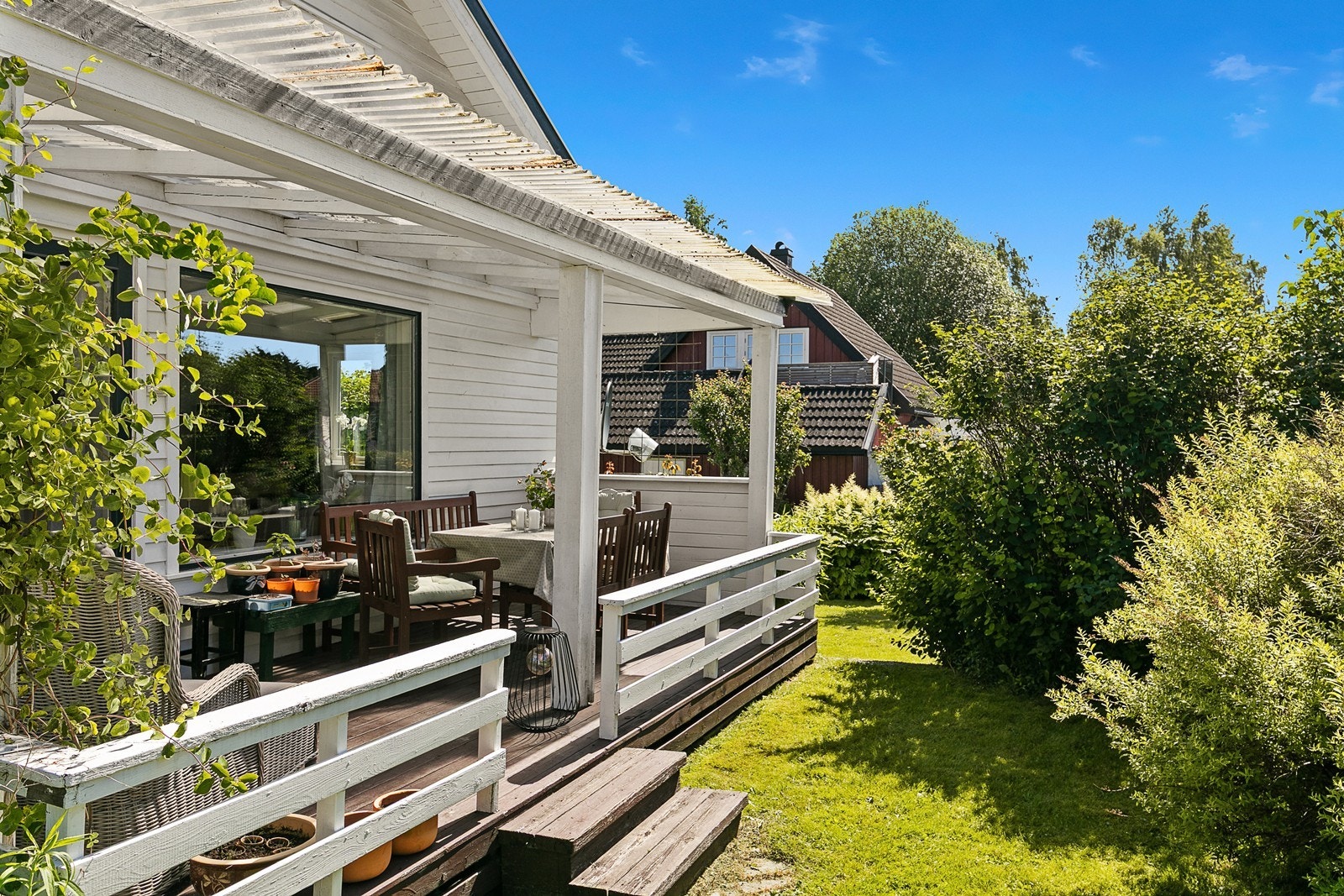 Hagen er usjenert med busker og trær. Galleribilde