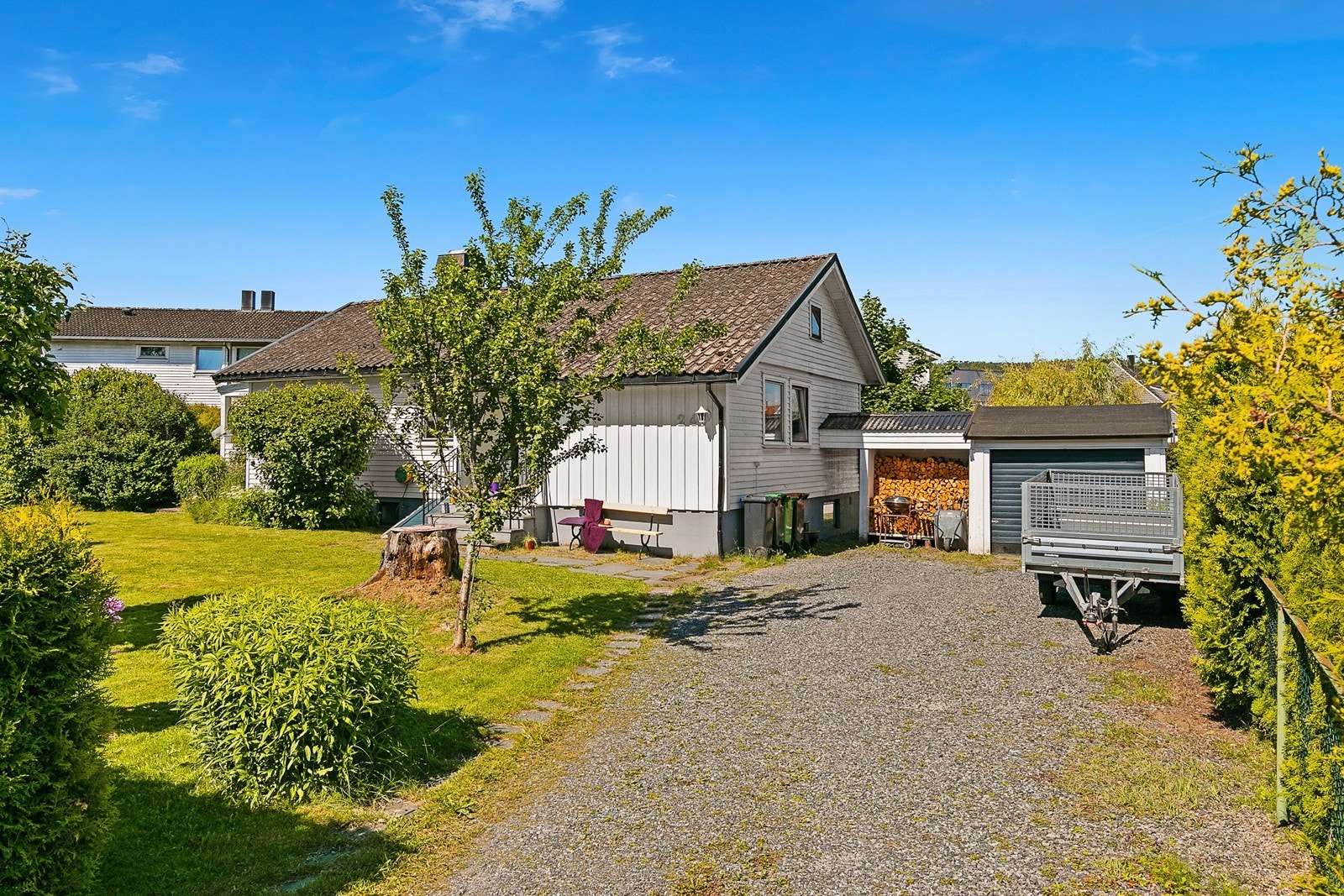 Gruset gårdsplass med garasje. Galleribilde