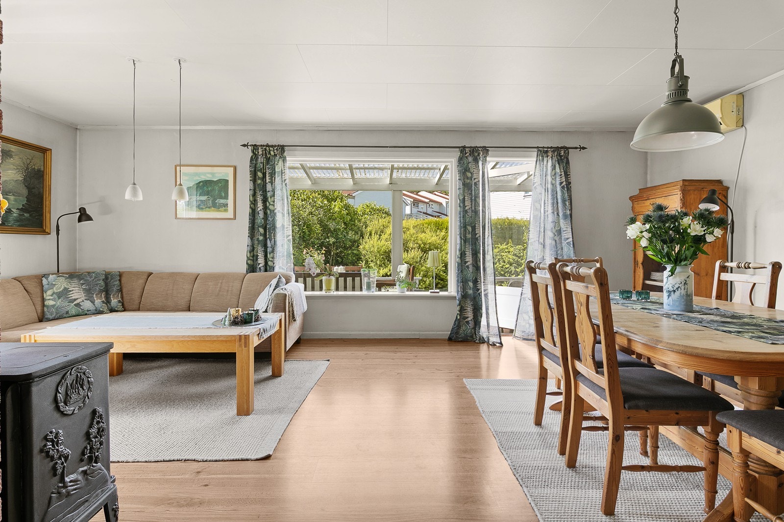 Stuen har utgang til terrasse. Galleribilde