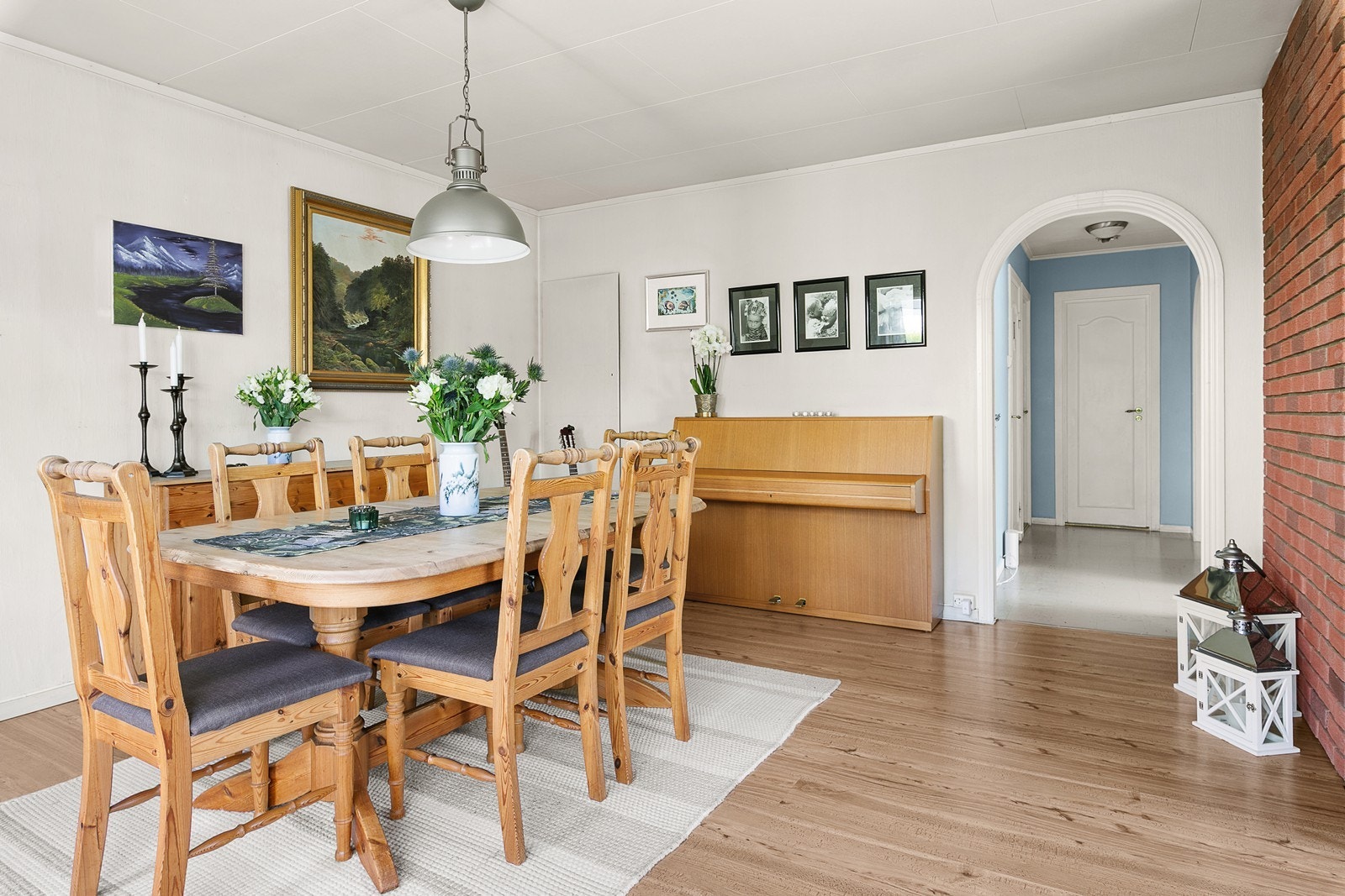 Del av stue med plass til spisemøblement. Galleribilde