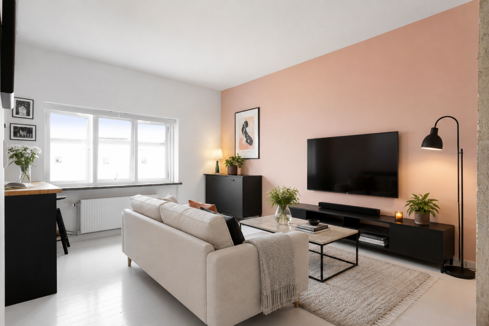 AI bilde av stuen innredet med sofaseksjon, mediemøblement og vegghengt tv. Galleribilde