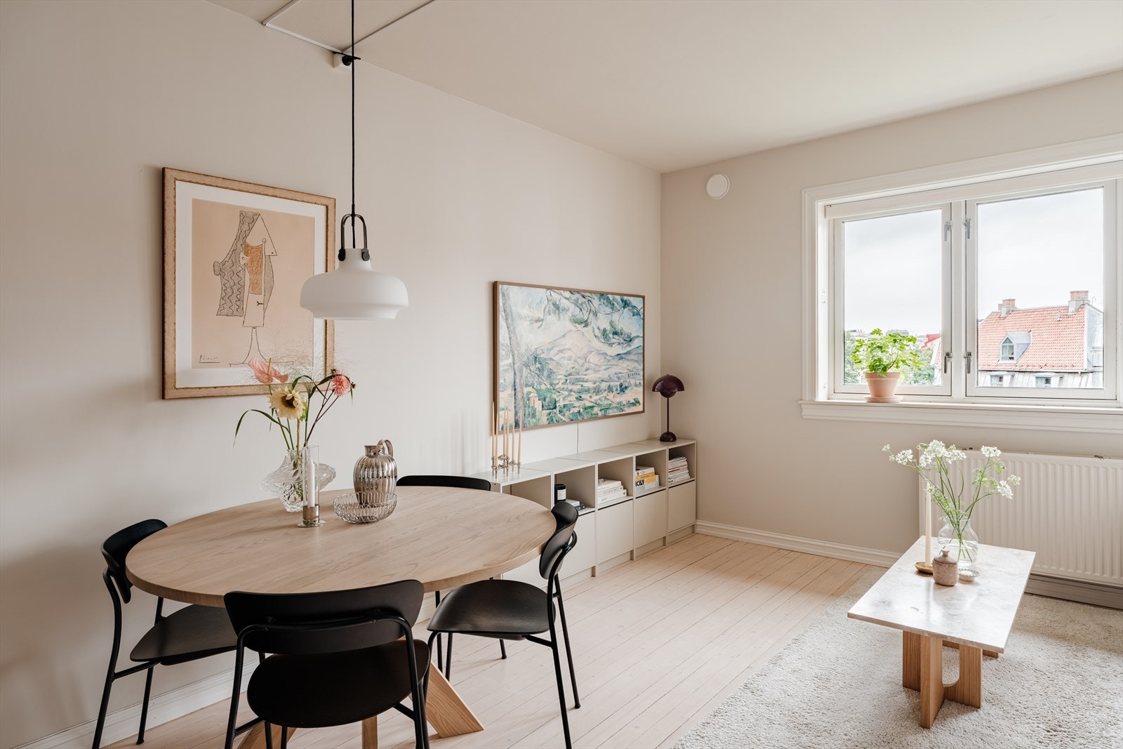 Det er god plass for spisebord ved kjøkkenet samtidig som sofaseksjonen får en naturlig plassering. Galleribilde