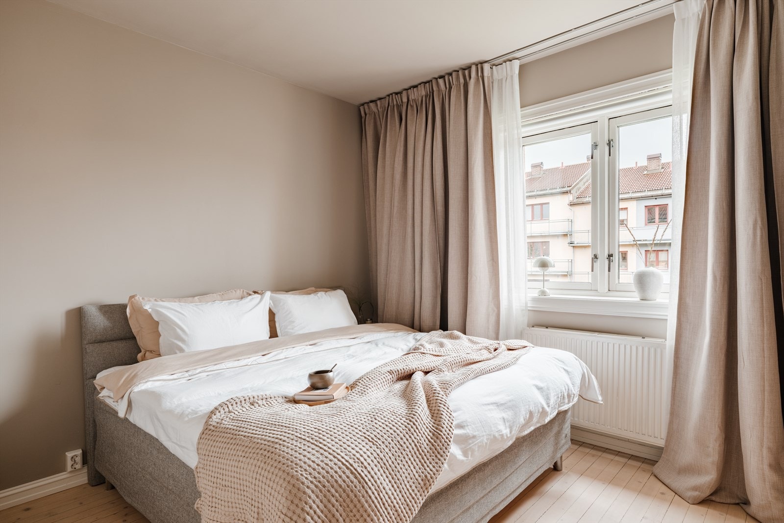 Hovedsoverommet er romslig. Her er det god plass for dobbeltseng og annet møblement. Galleribilde