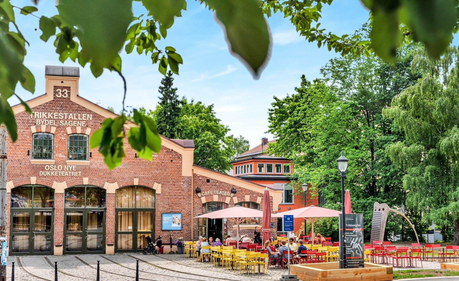 Rett ved boligen finner man Trikkestallen, her er det en teaterscene og en populær restaurant med stor uteservering på sommerstid. Galleribilde