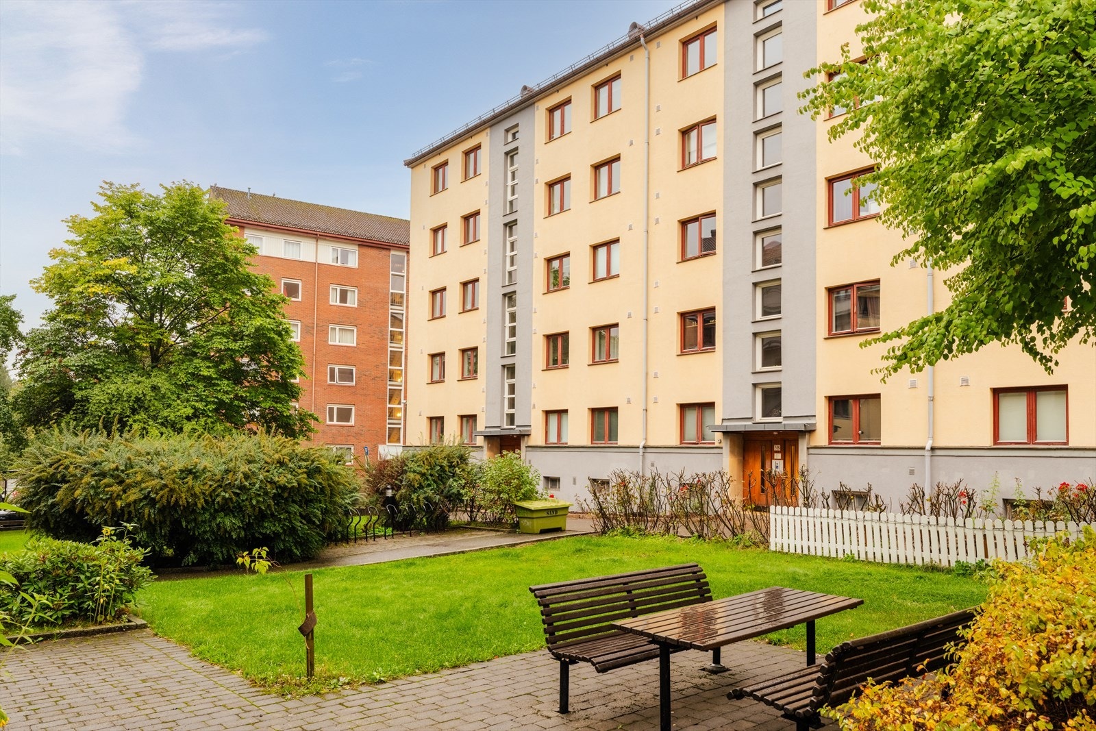 Stort og veldrevet borettslag som består av 231 andelsleiligheter og det er fine grøntarealer mellom byggene. Galleribilde