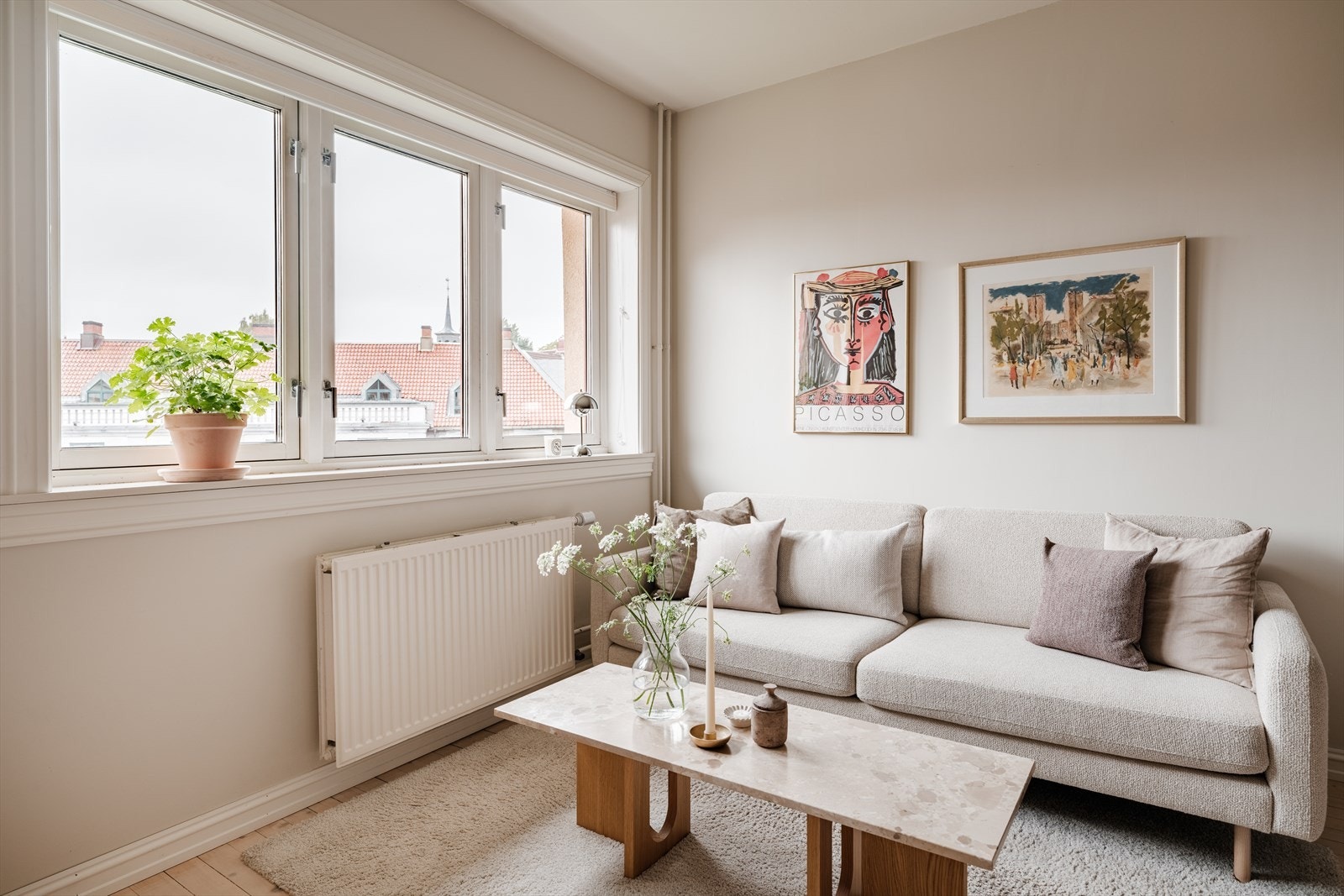 Inkludert i felleskostnadene er oppvarming og varmtvann (via fjernvarme). Dette sikrer lave strømregninger selv på den kalde årstiden. Selger har hatt en gjennomsnittlig strømkostnad på under 500,- i måneden inkl nettleie (Ikke Norgespris). Galleribilde