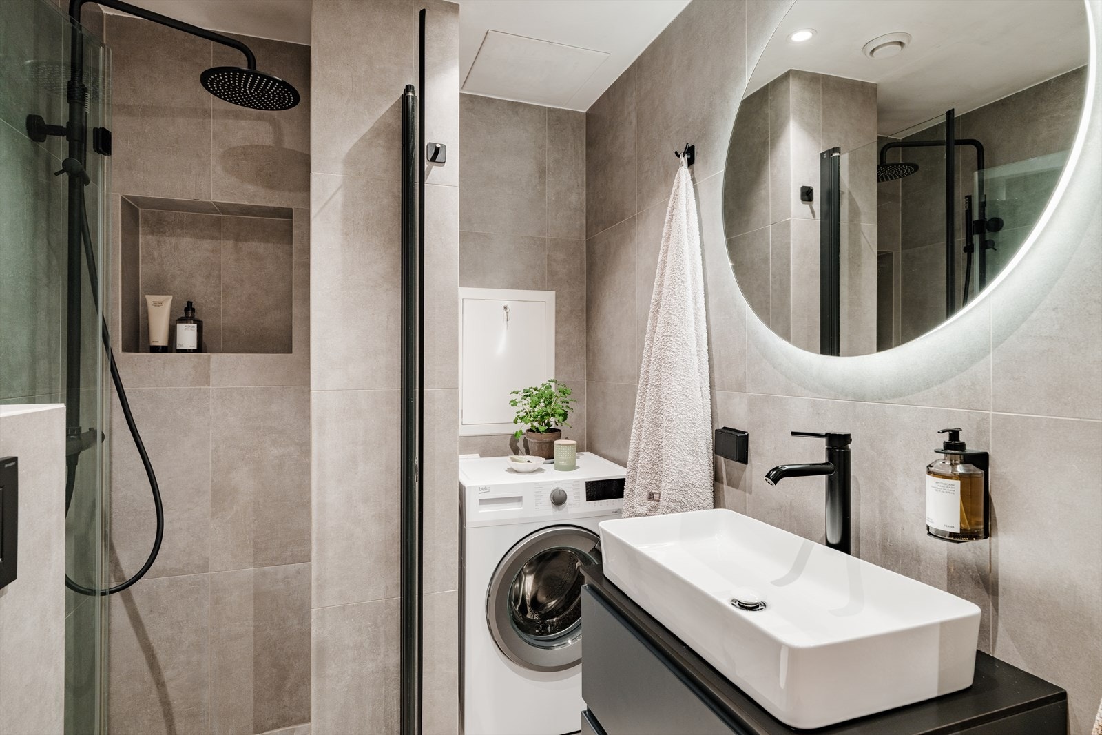 Badet har opplegg for vaskemaskin og det er plass for å sette inn tørketrommel. Vaskemaskinen medfølger. Galleribilde