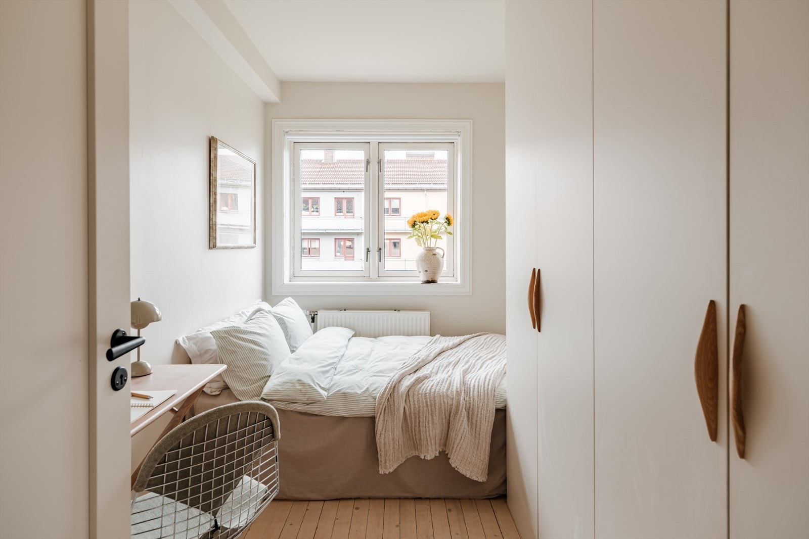 Soverom nr 2. Soverommet her er perfekt som gjesterom med tilhørende kontor løsning samt ytterligere oppbevaring i garderobeløsningen. Galleribilde