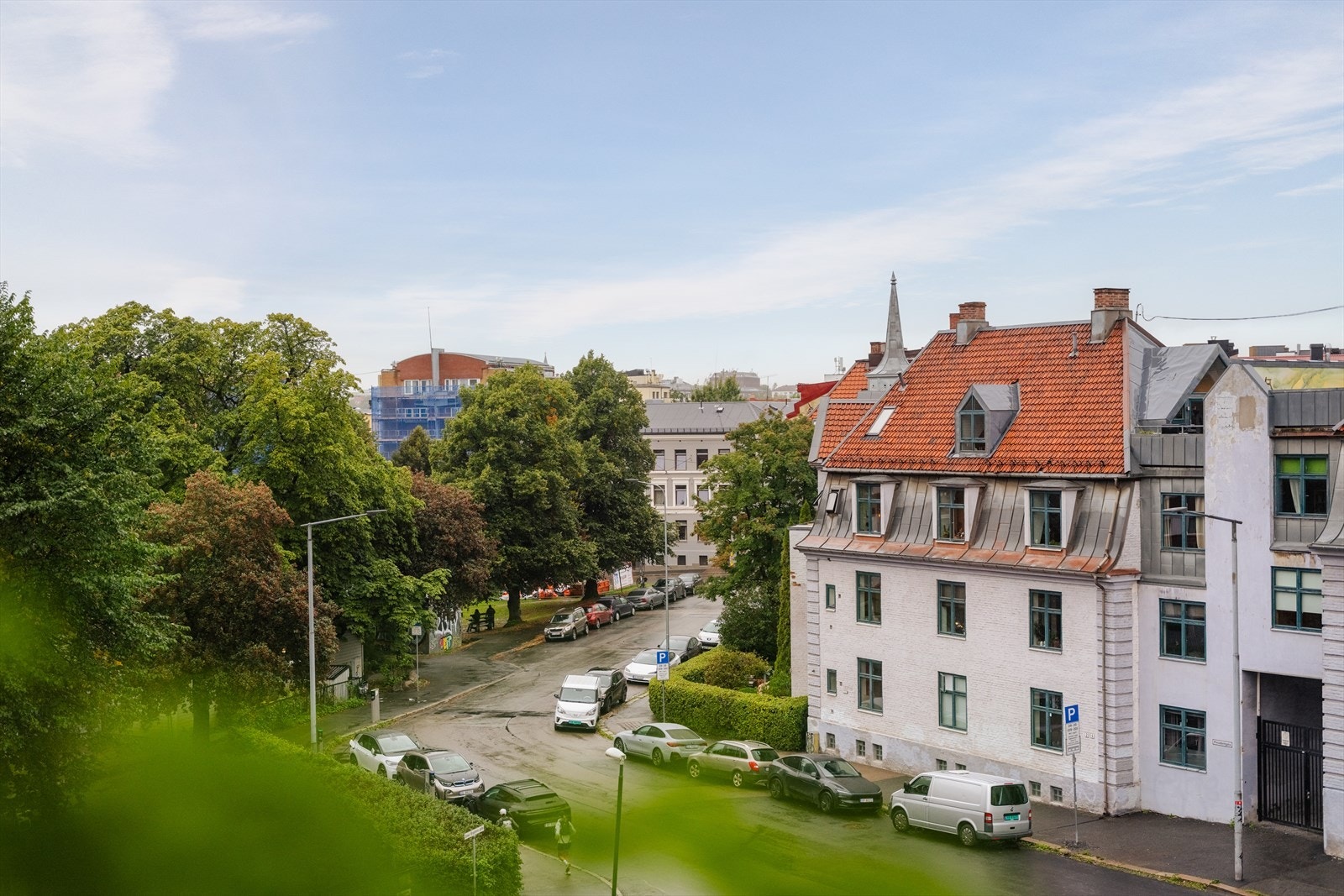 Sjekk denne utsikten fra stuevinduene. Her får man mye lys, fritt utsyn uten særlig innsyn! Det er god avstand til nabogårdene. Galleribilde