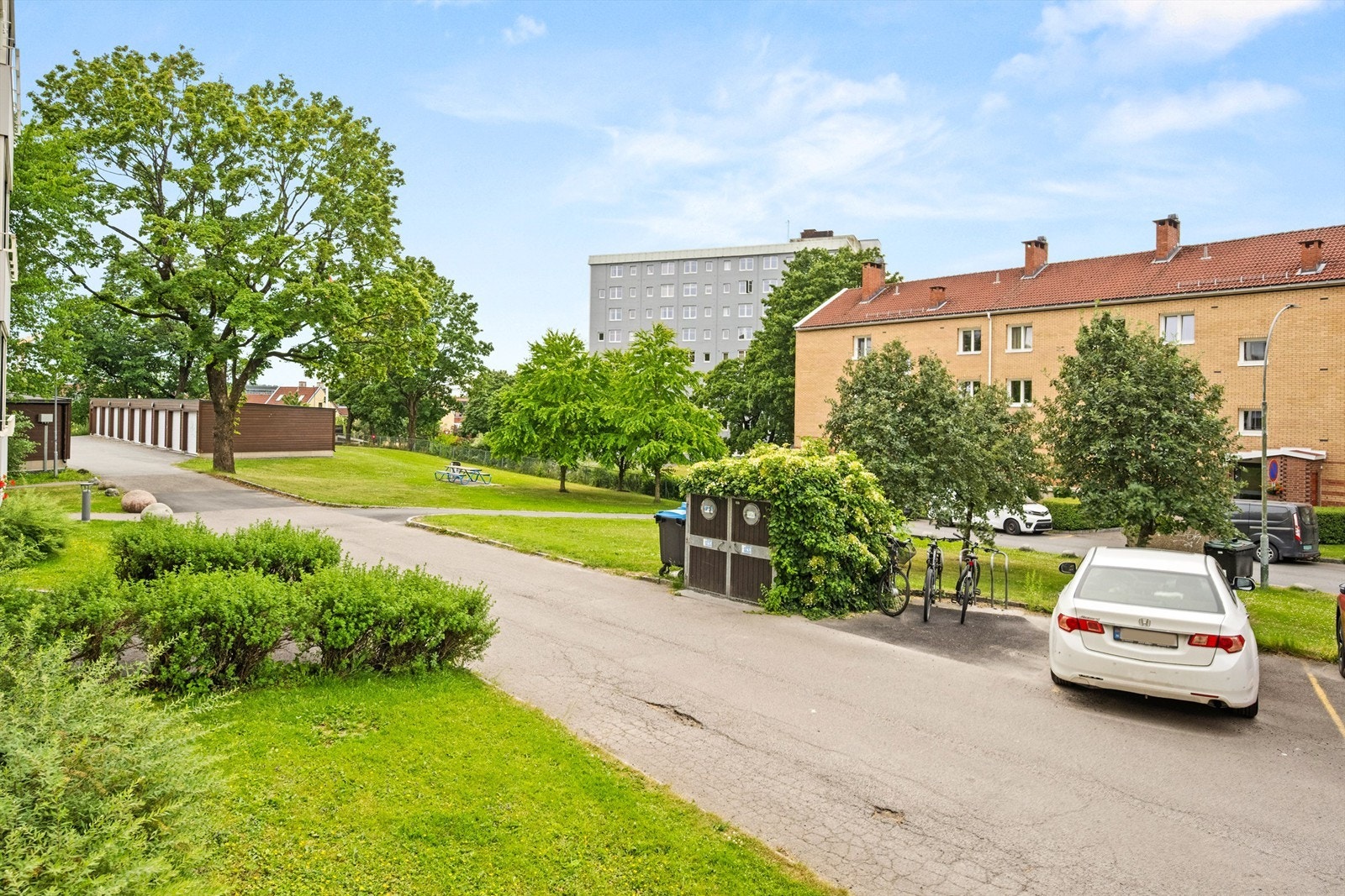 Nærområdet byr på store, flotte grøntområder og flere lekeplasser. Galleribilde