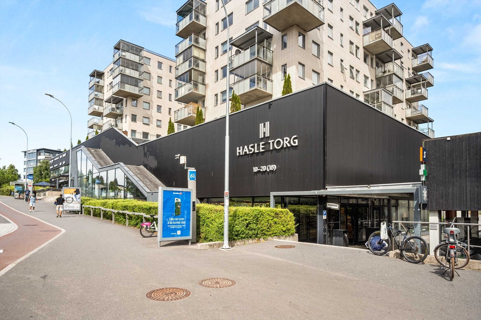 Kort vei til Hasle torg med daglighandel, diverse service tilbud, treningssenter mm.. Galleribilde