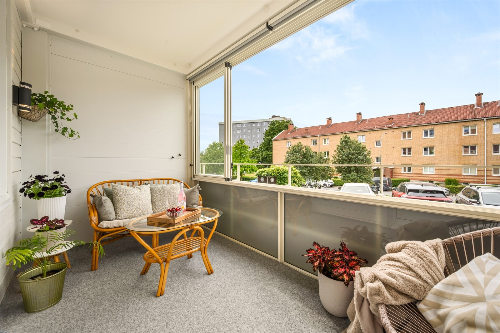 Den vestvendte, innglassede balkongen fungerer som en forlengelse av stuen. Galleribilde