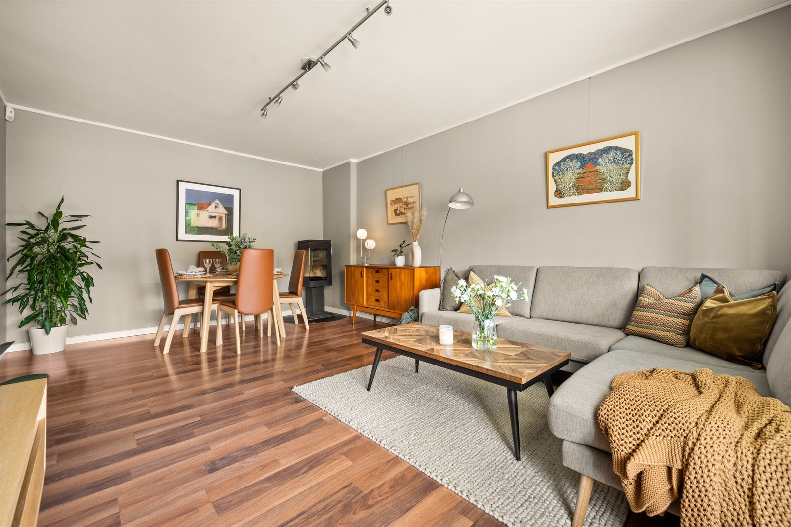 Stuen har god plass til både sofagruppe og spisebord. Galleribilde