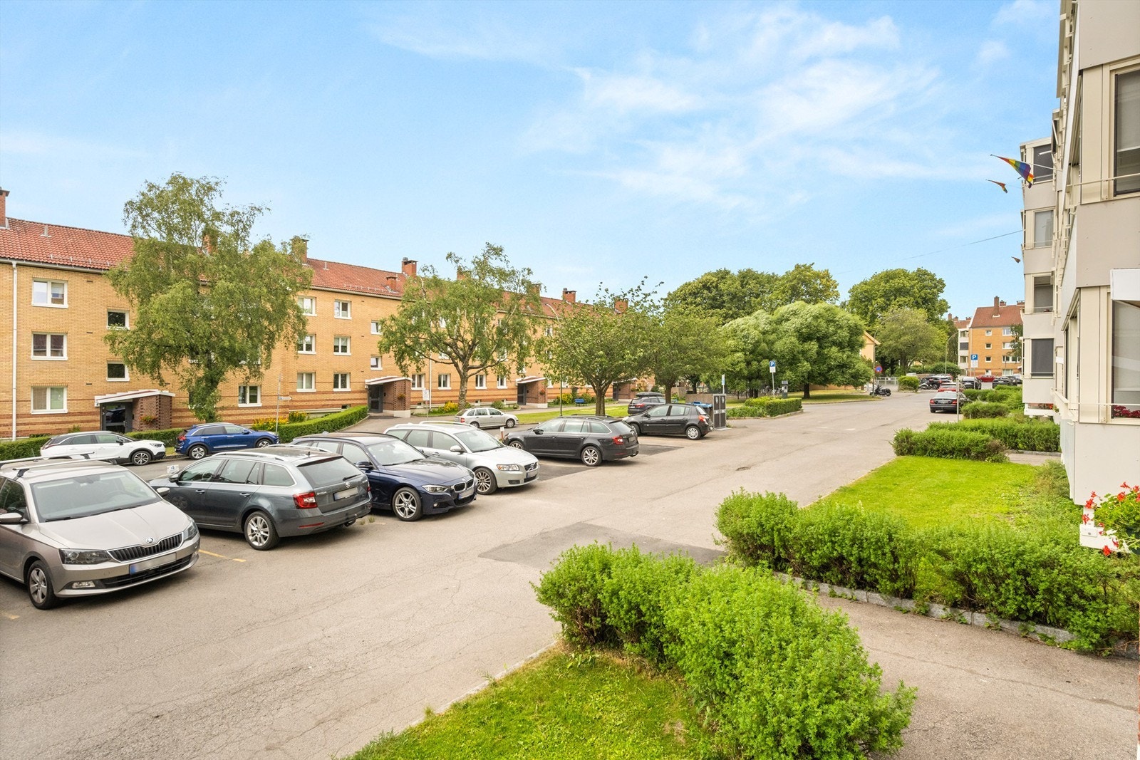 Leiligheten ligger tilbaketrukket i en stille sidegate i et veletablert boligområde. Galleribilde