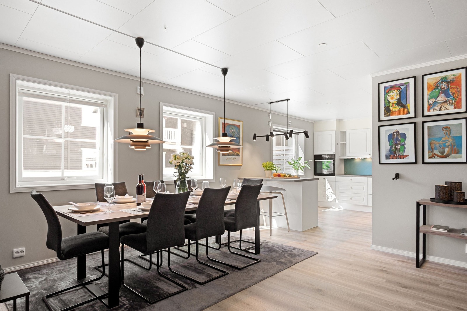 God plass til langbord med hyggelige middager Galleribilde