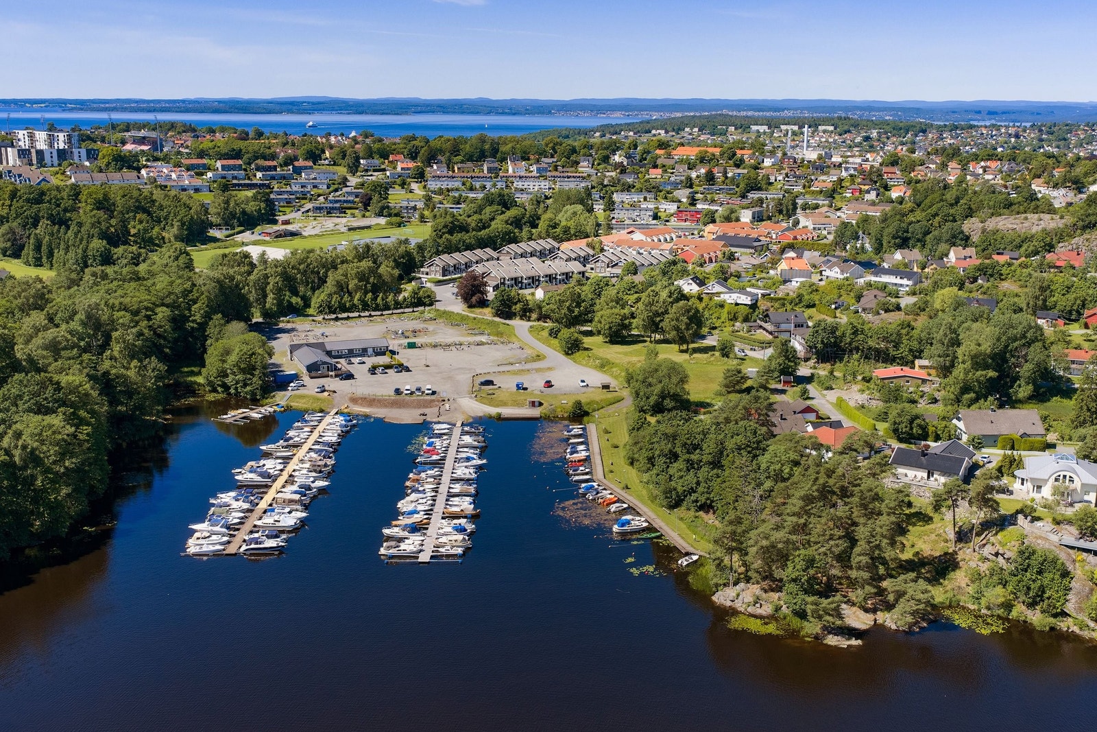 Kort vei til Vansjø. Ørehavna båthavn ligger i gangavstand fra leiligheten Galleribilde