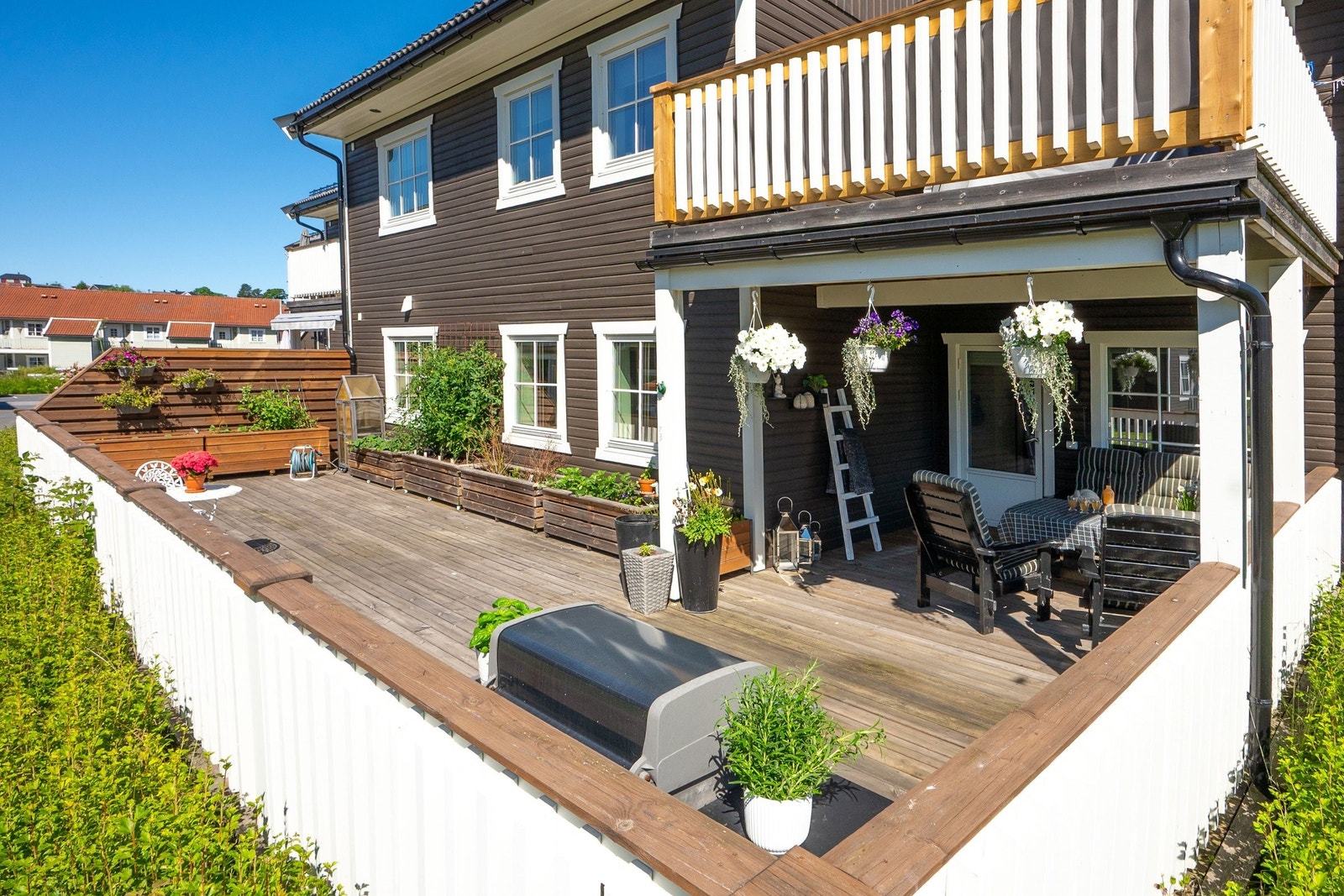Solrik sørvendt terrasse med plass til både lounge og spisegruppe Galleribilde
