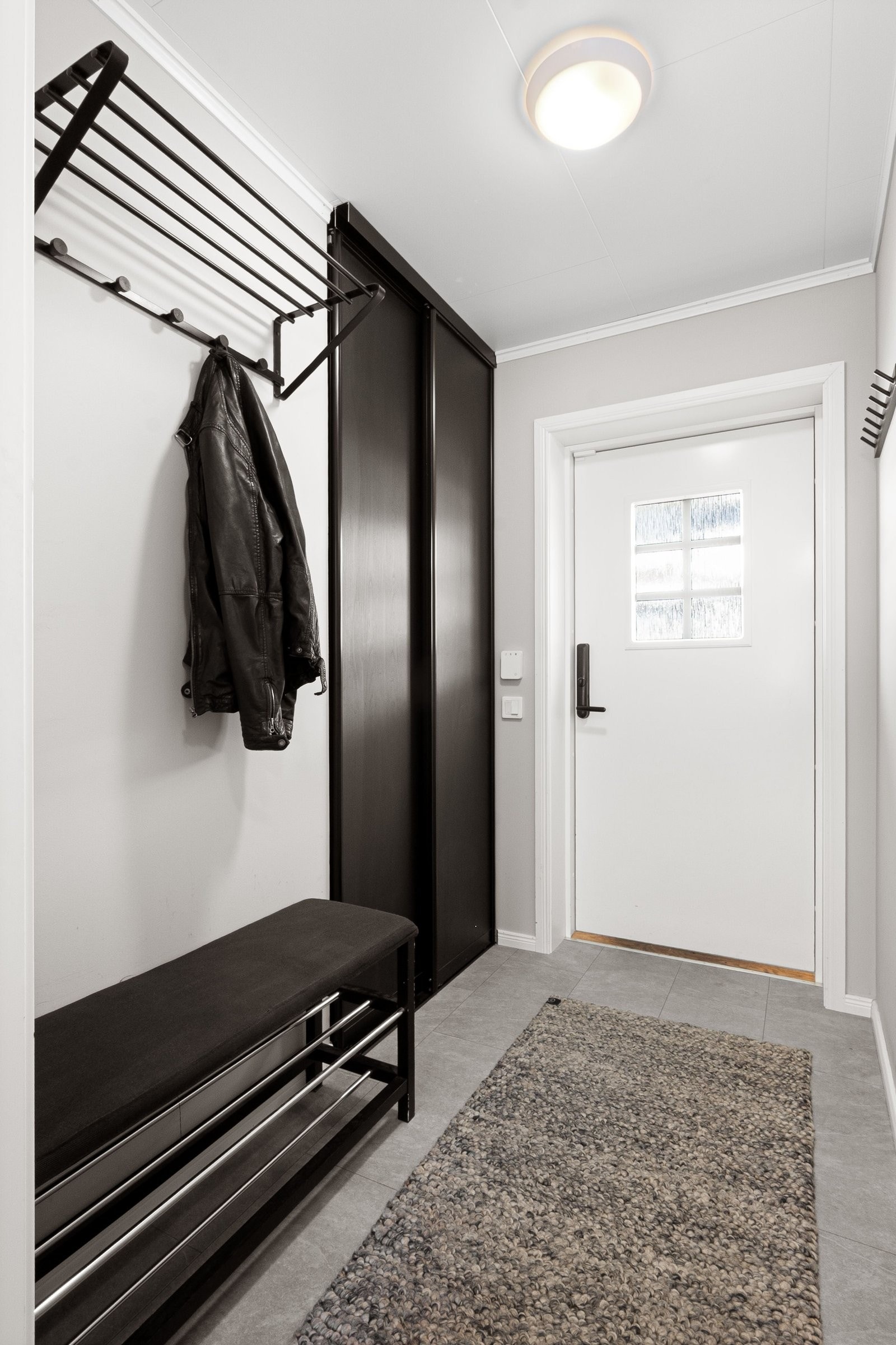 Entré med skyvedørsgarderobe Galleribilde