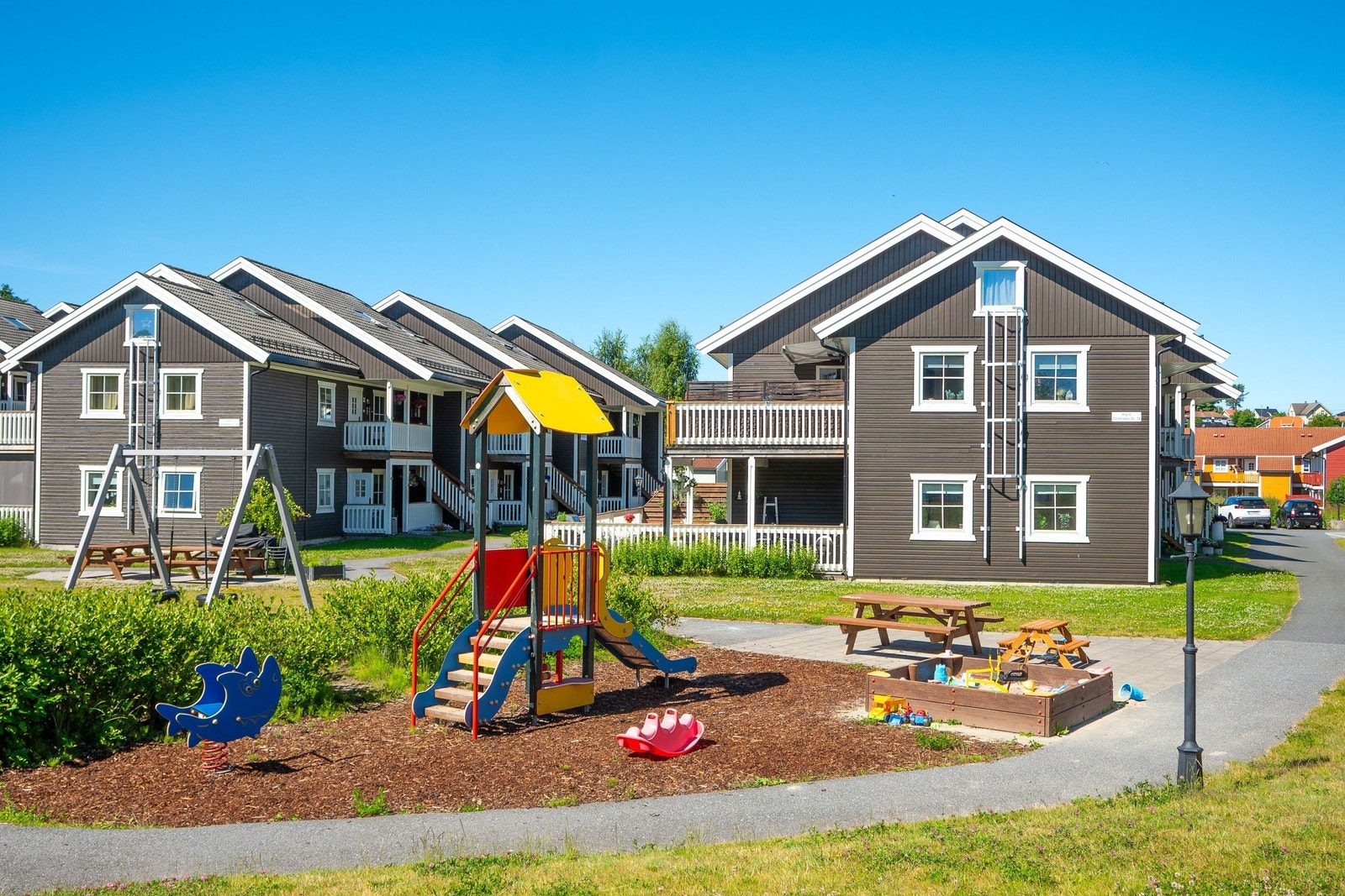 Fellesområde med lekeplass og sittegrupper Galleribilde