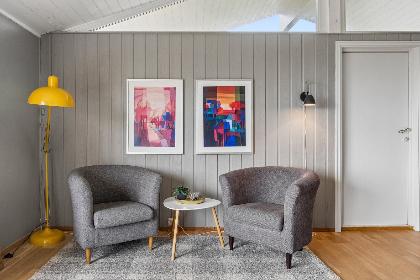 Stuen har god utforming, som gjør det enkelt å møblere i flere soner. Fra stue er det utgang til en stor, delvis takoverbygd veranda!